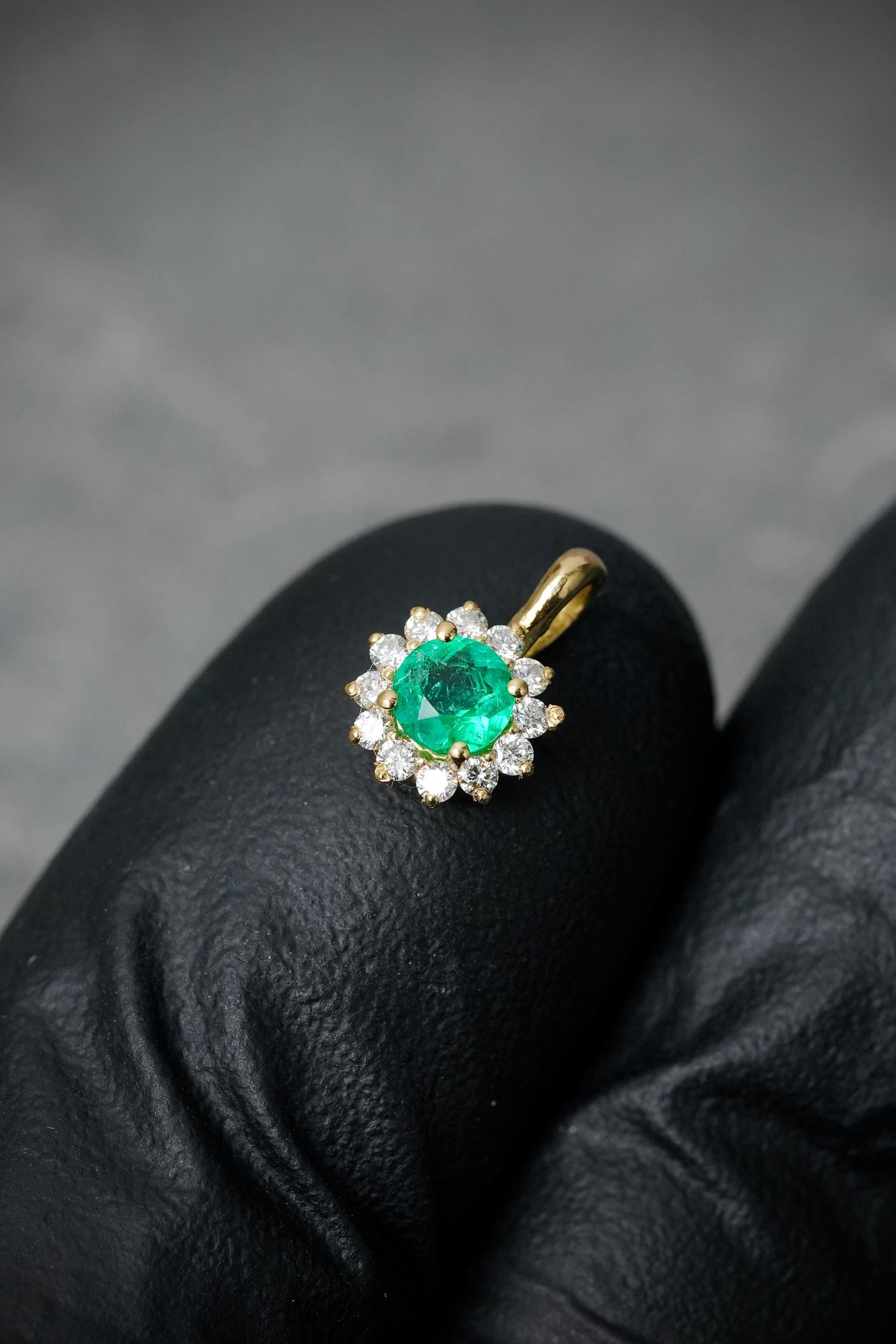 Dije con 17pts de esmeralda y 11pts de diamantes 0.6gr / Largo 1cm / Oro Amarillo (Joya) B