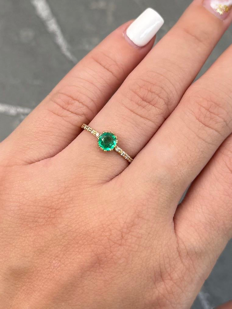 Solitario con 42pts de Esmeralda y 8pts de Diamante 1.5gr / Talla 5 3/4 — Oro Amarillo