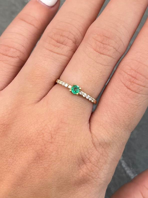 Solitario con 13pts de Esmeralda y 14pts de Diamante 1.7gr / Talla 6 — Oro Amarillo