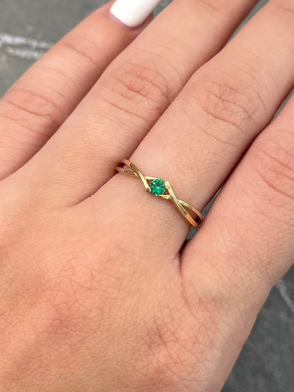Anillo con 9pts de Moissanita Verde 1.35gr / Talla 6 3/4 — Oro Amarillo