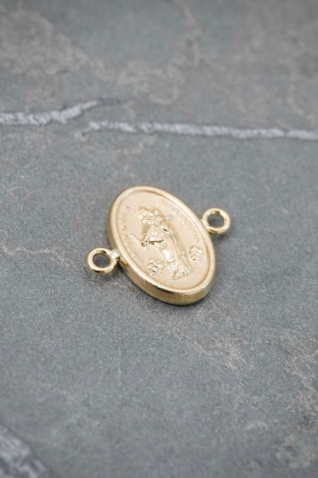 Herraje Virgen Maria Auxiliadora 0.65gr / 1.6cm / 14.1mm — Oro Amarillo