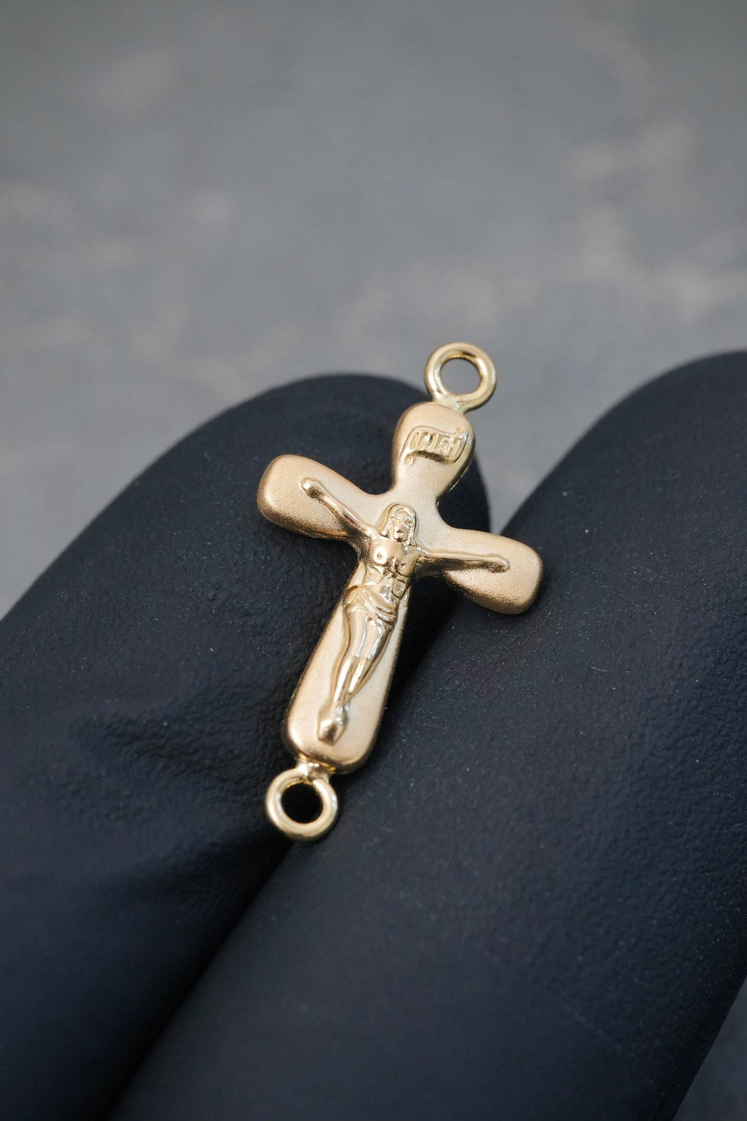 Herraje Cruz con Cristo 0.55gr / 2.3cm / 12.5mm — Oro Amarillo