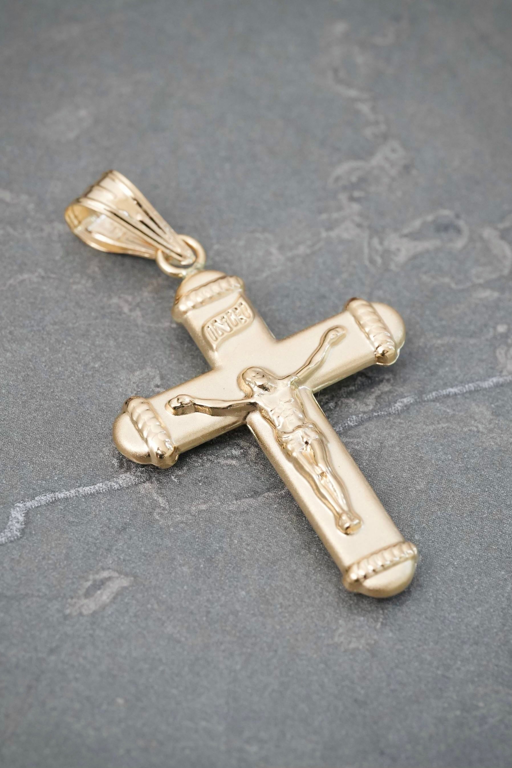 Dije Cruz con Cristo 2.75gr / 4.8cm / 27.3mm — Oro Amarillo