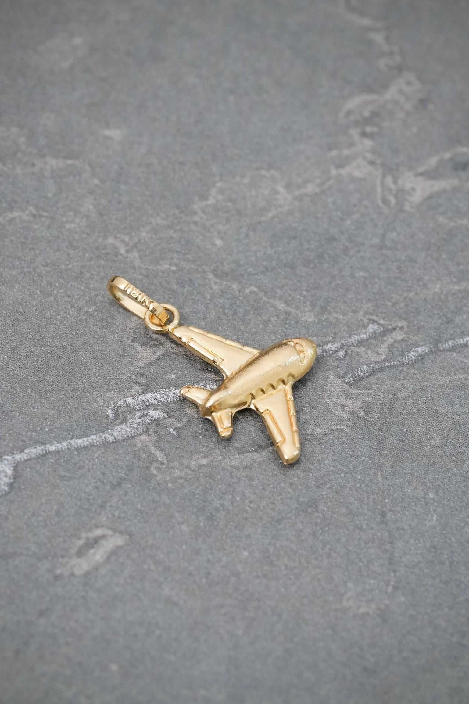 Dije Avion 0.5gr / 2.2cm / 11.3mm — Oro Amarillo