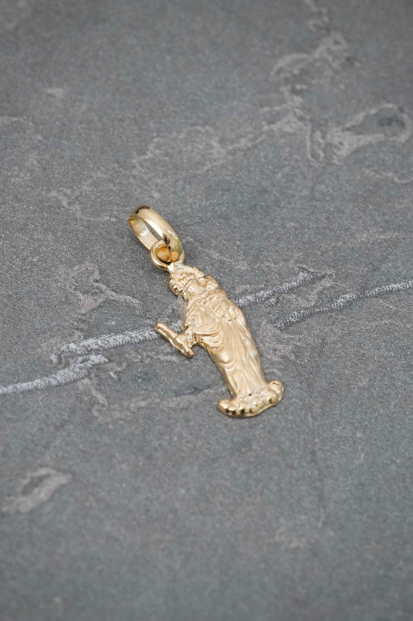 Dije Virgen Maria Auxiliadora 0.5gr / 2.2cm / 7.1mm — Oro Amarillo