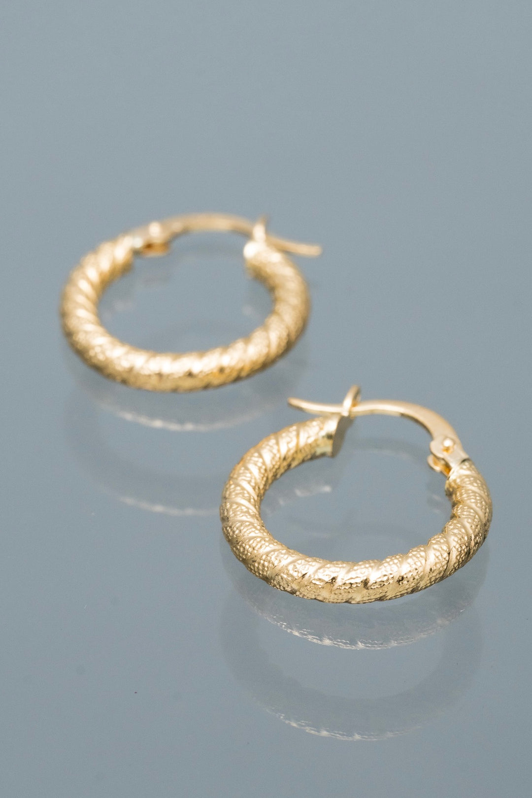 Candongas entorchadas con textura 1.7gr / Largo 2cm — Oro Amarillo