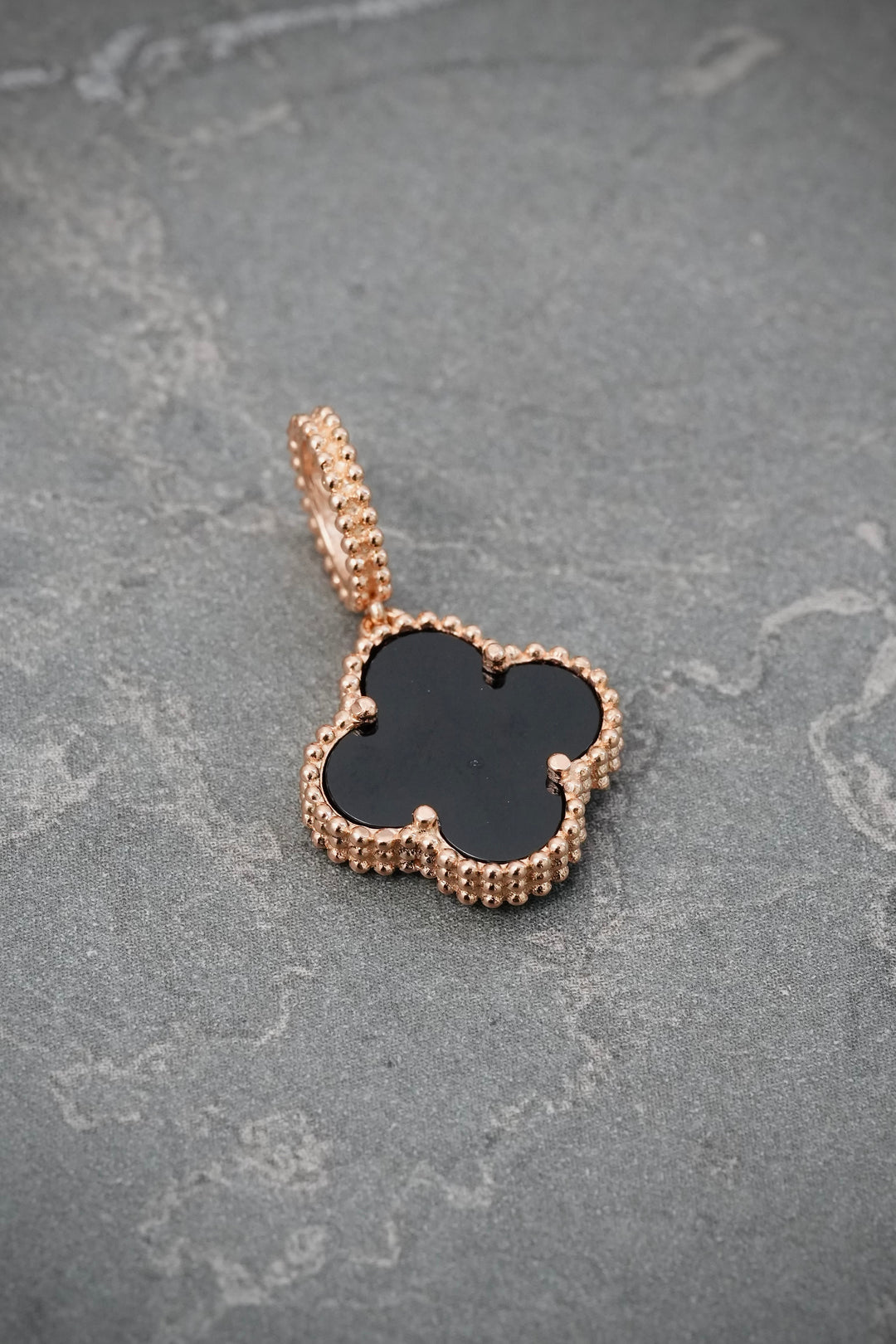 Dije Lucky Clover Piedra Negra 1.9gr / 2.3cm / 13.8mm — Oro Rosado