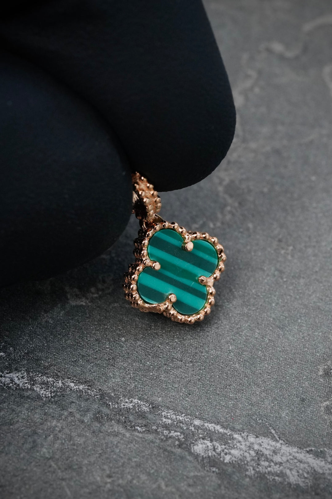 Dije Lucky clover piedra Verde 0.9gr / Largo 1.6cm — Oro Rosado