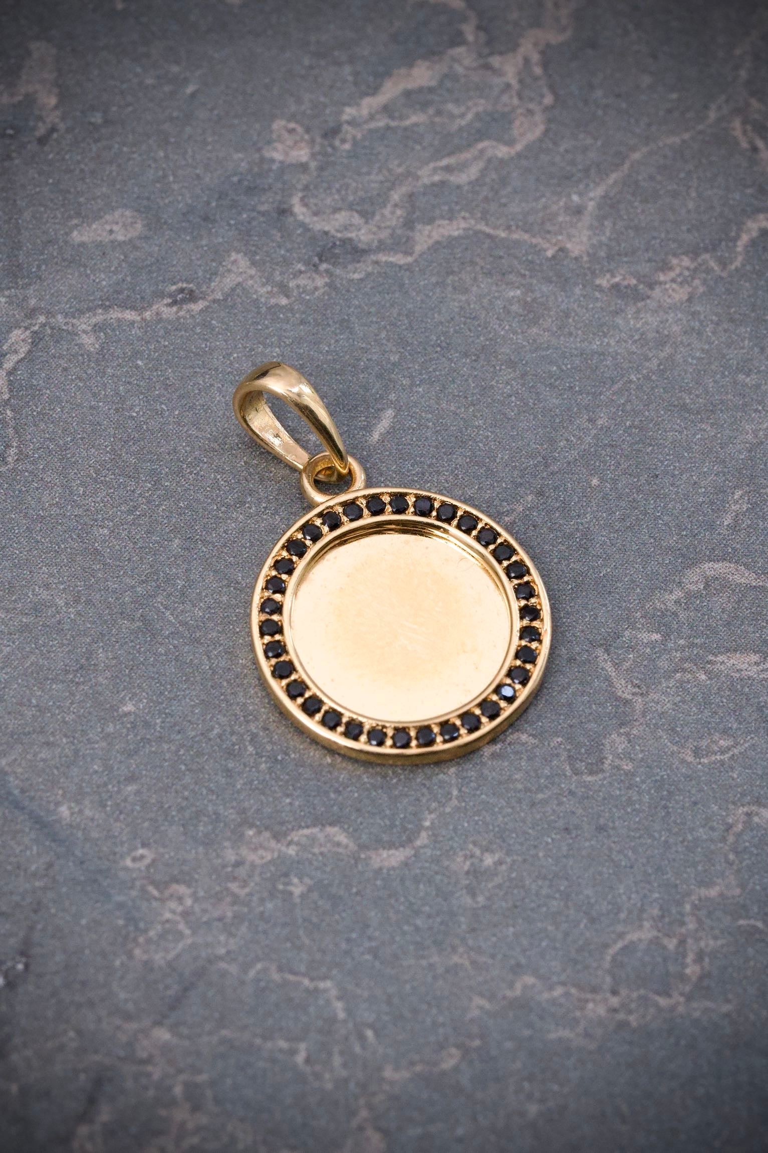 Dije placa con swarovski negro 2.4gr / Largo 2.3cm / Oro Amarillo Nac B