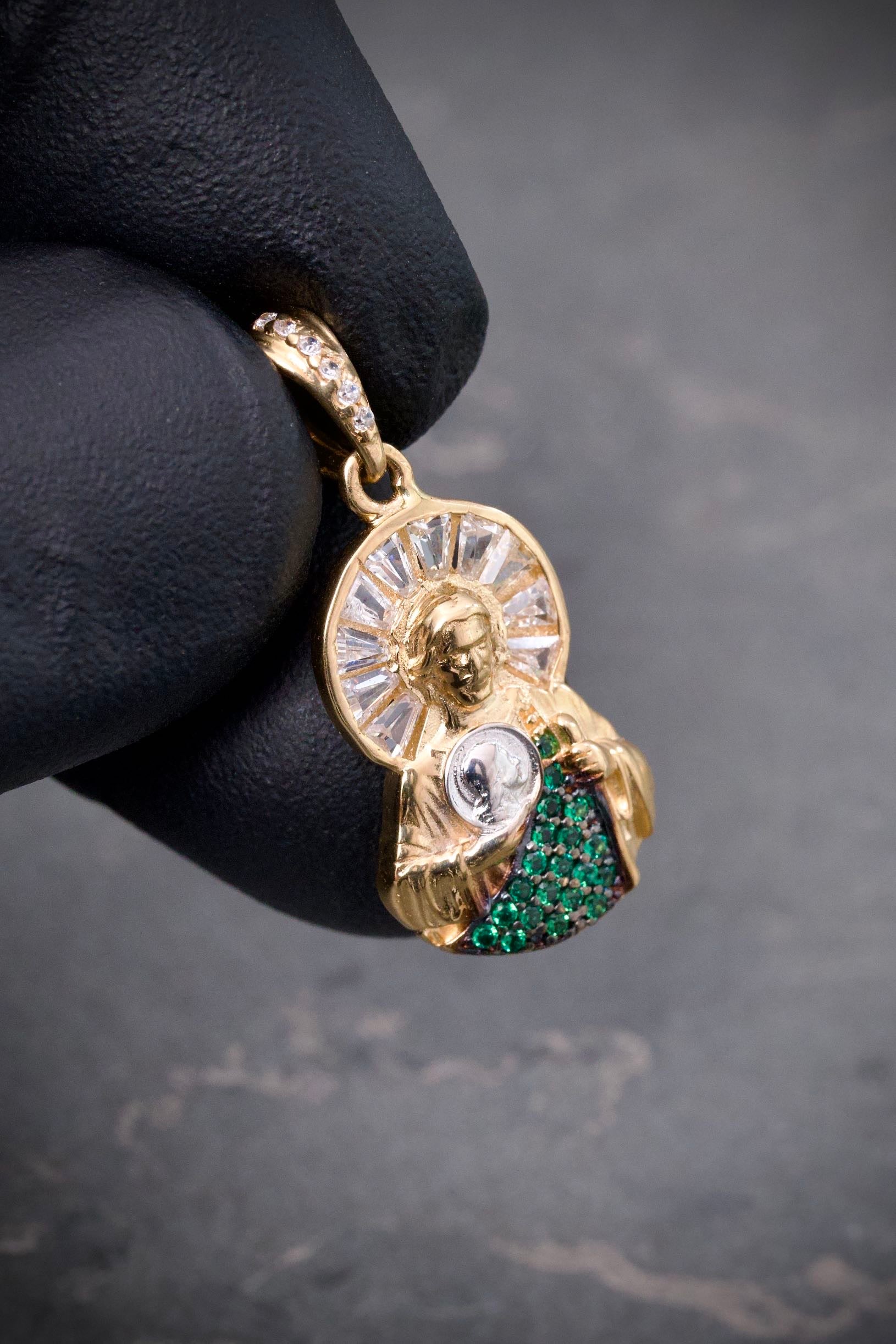 Dije san judas con swarovski verde 2.95gr / Largo 2.8cm — Oro Amarillo