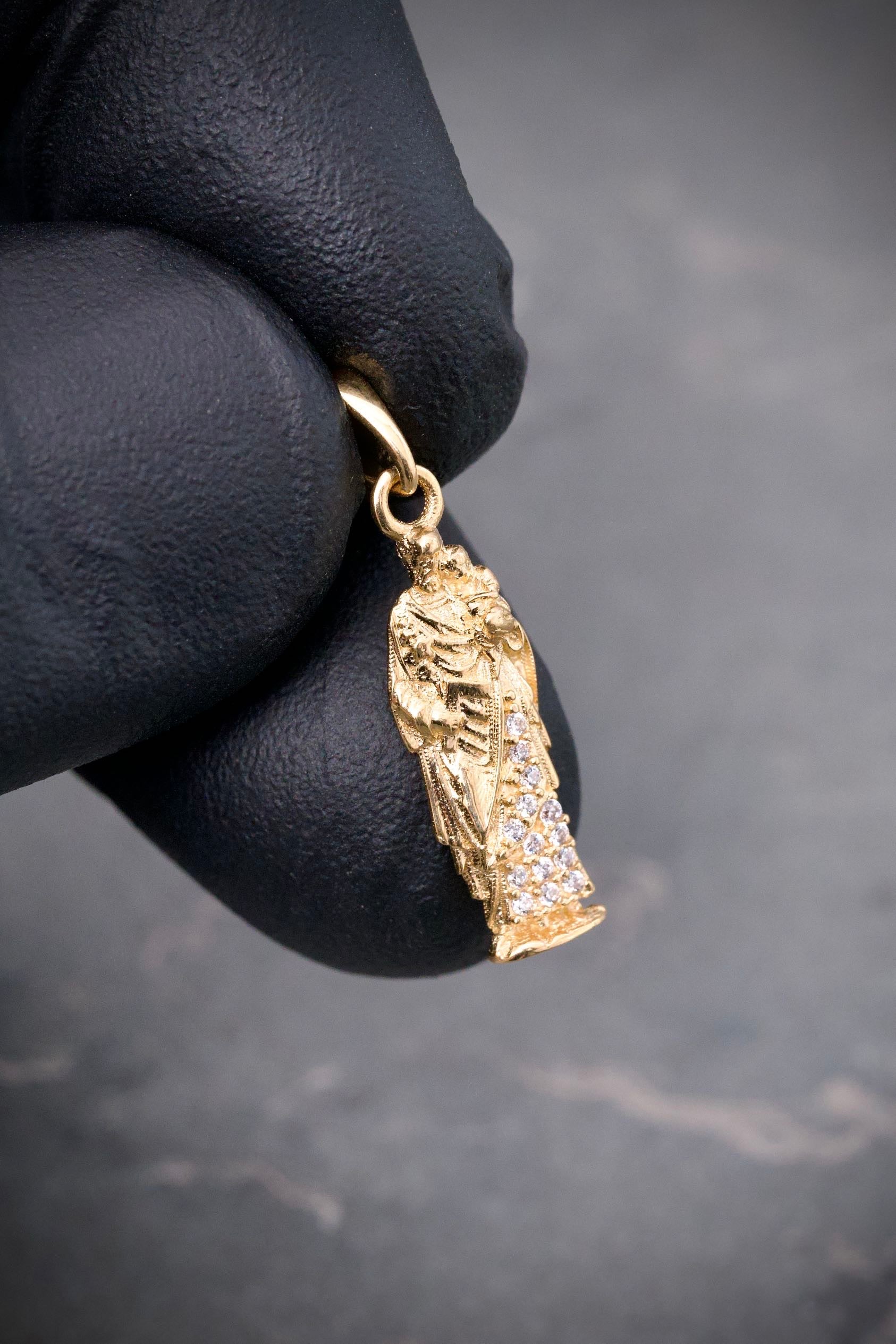 Dije SAN JOSE con swarovski blanco 1.35gr / Largo 2.4cm — Oro Amarillo