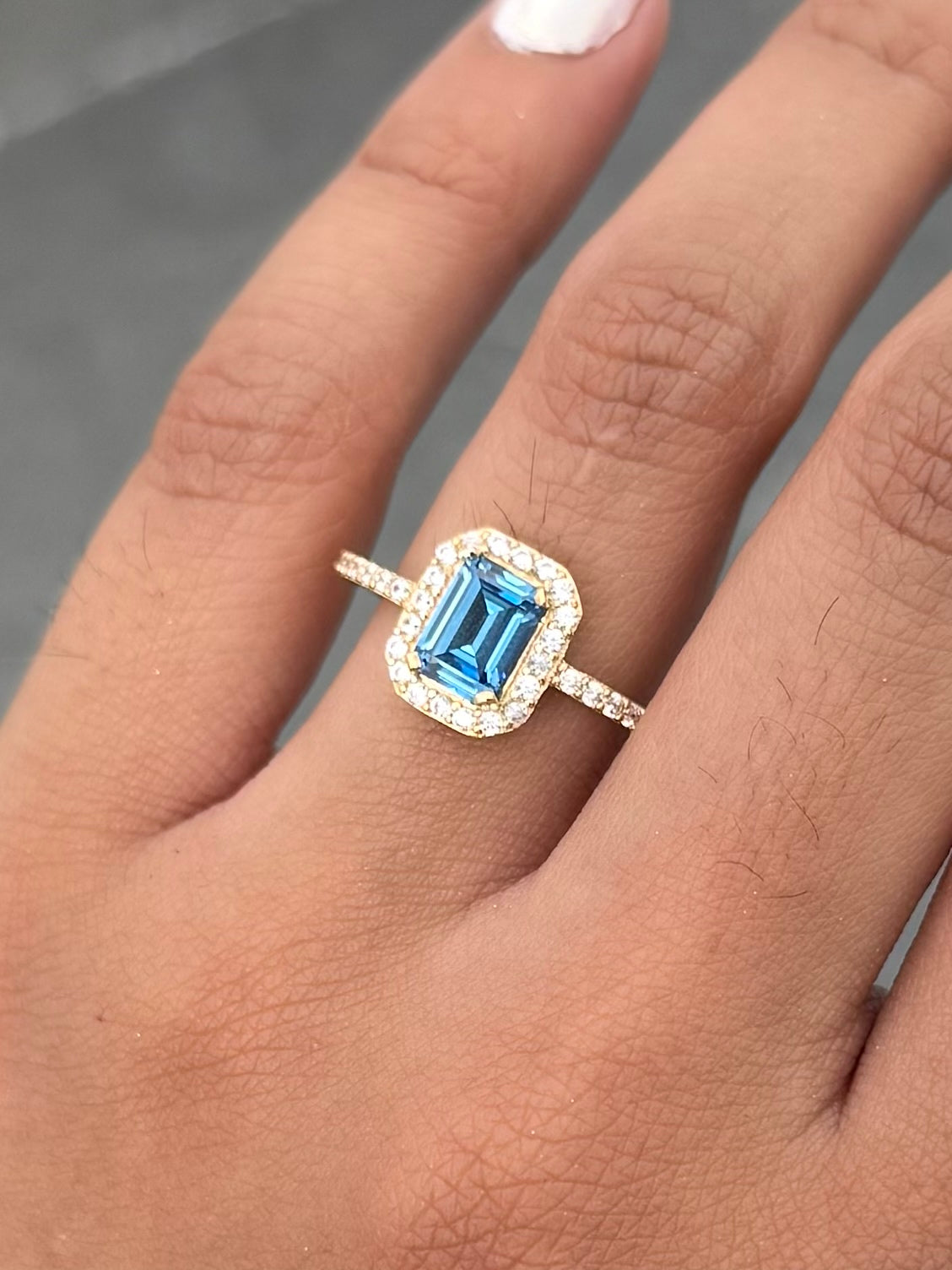 Solitario con Swarovski Azul y Blanco 3.1gr / Talla 6 3/4 — Oro Amarillo