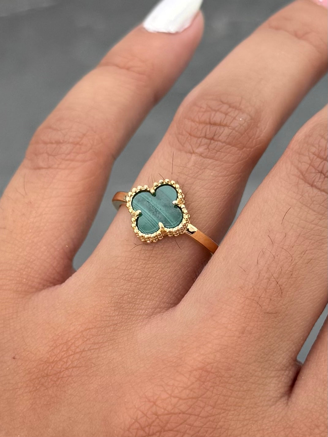 Anillo Lucky Verde 2.3gr / Talla 6 1/4 — Oro Amarillo