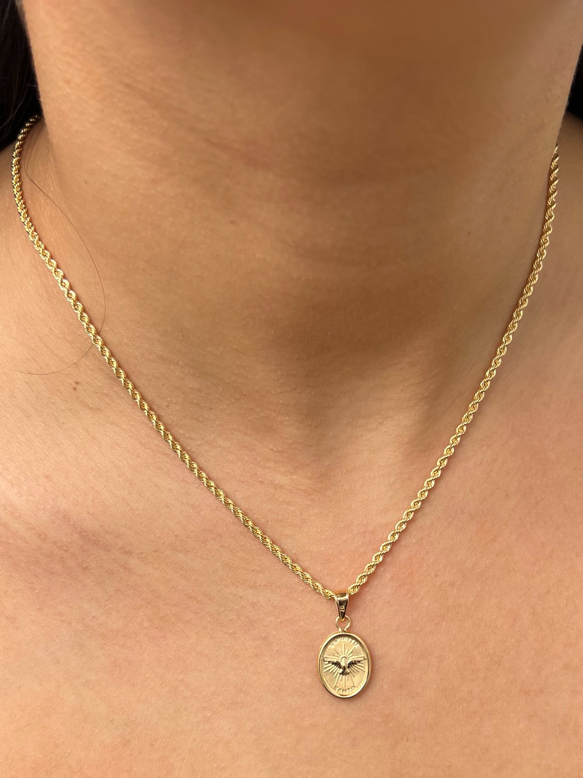 Dije espiritu santo 0.85gr / Largo 2.4cm / Oro Amarillo Nac B