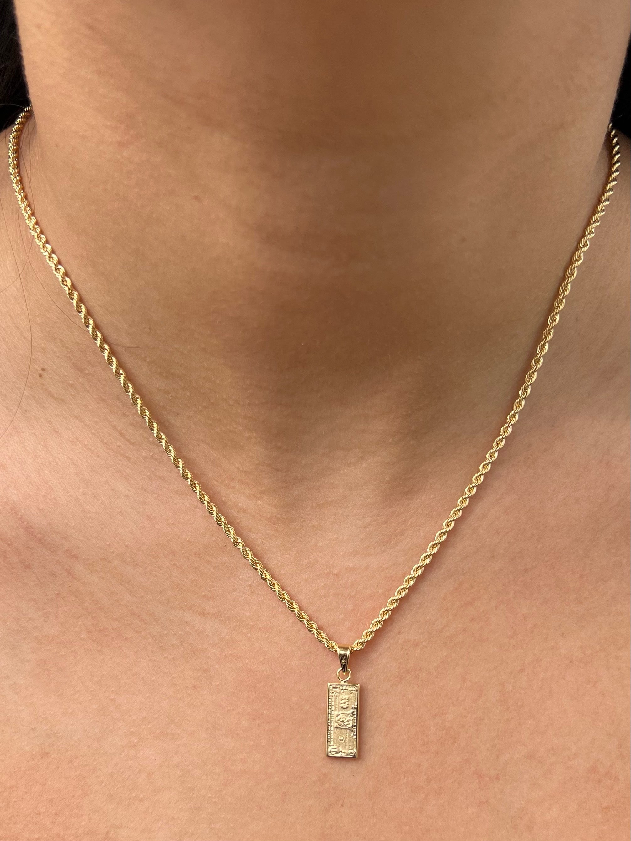 Dije dolar 0.8gr / Largo 2.3cm — Oro Amarillo