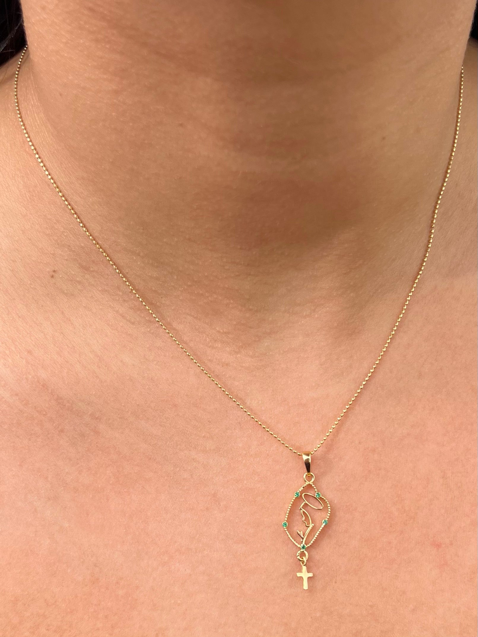 Dije virgen con swarovski verde 1.25gr / Largo 3.5cm / Oro Amarillo Nac B