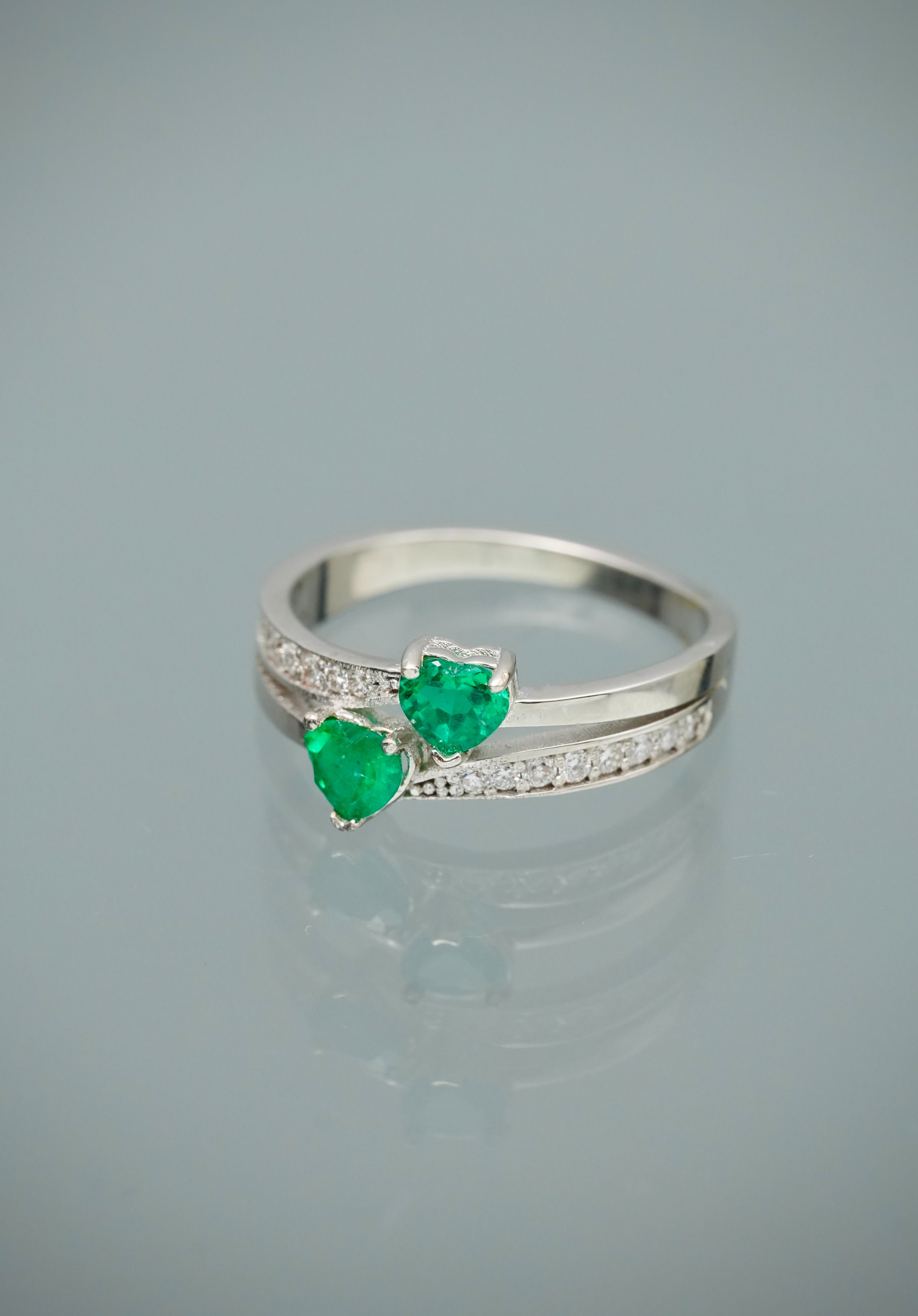 Anillo corazones con 50pts de esmerada y 20pts de diamantes 3.4gr / Talla 6 — Oro Blanco