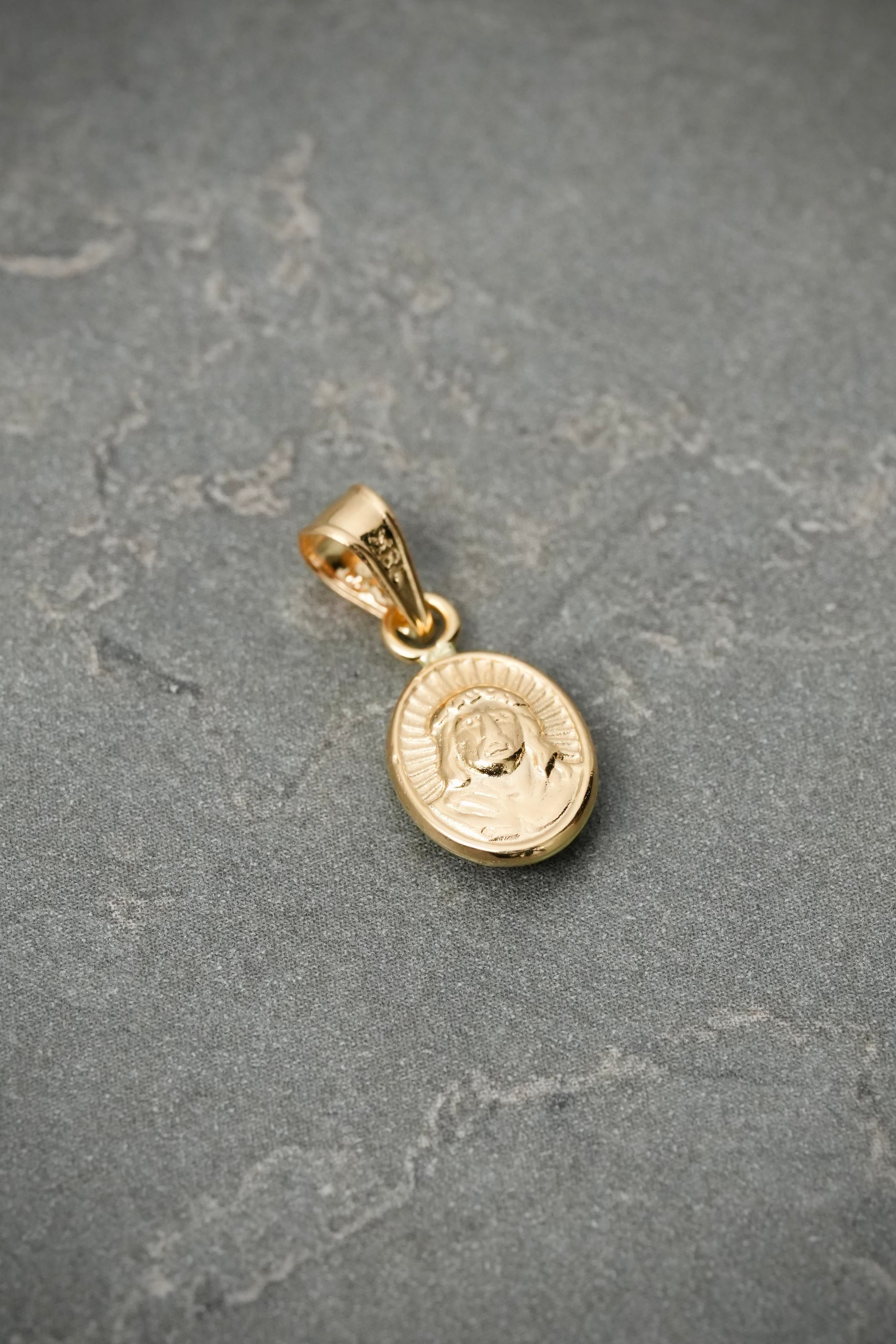 Dije jesus 0.4gr / Largo 1.6cm — Oro Amarillo