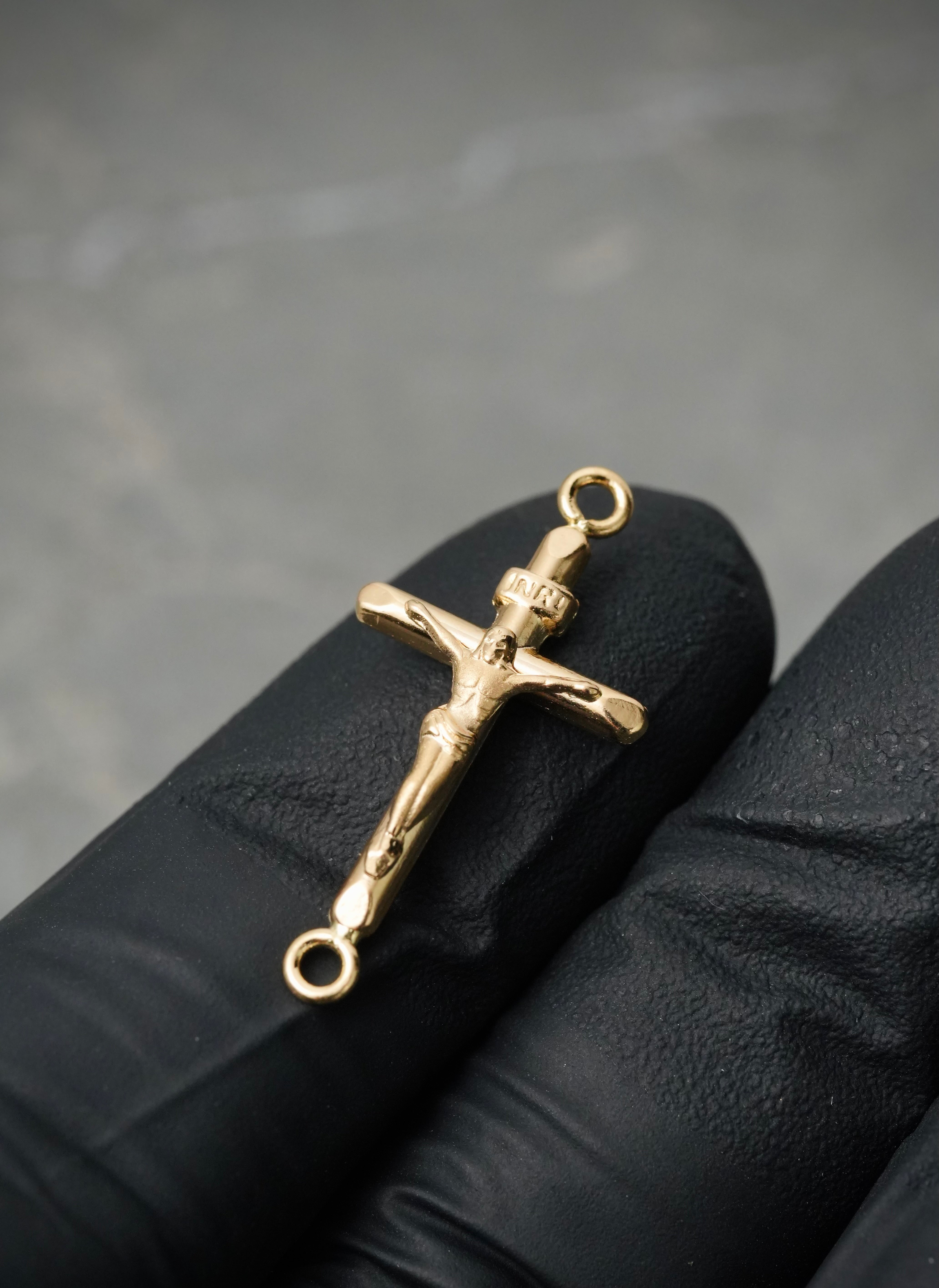 Herraje cruz con cristo 0.75gr / Largo 2.5cm — Oro Amarillo