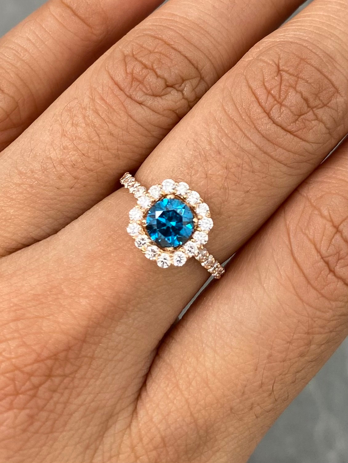 Solitario con 76pts de Diamante Azul y 56pts de Diamante Blanco 2.55gr / Talla 5 — Oro Rosado