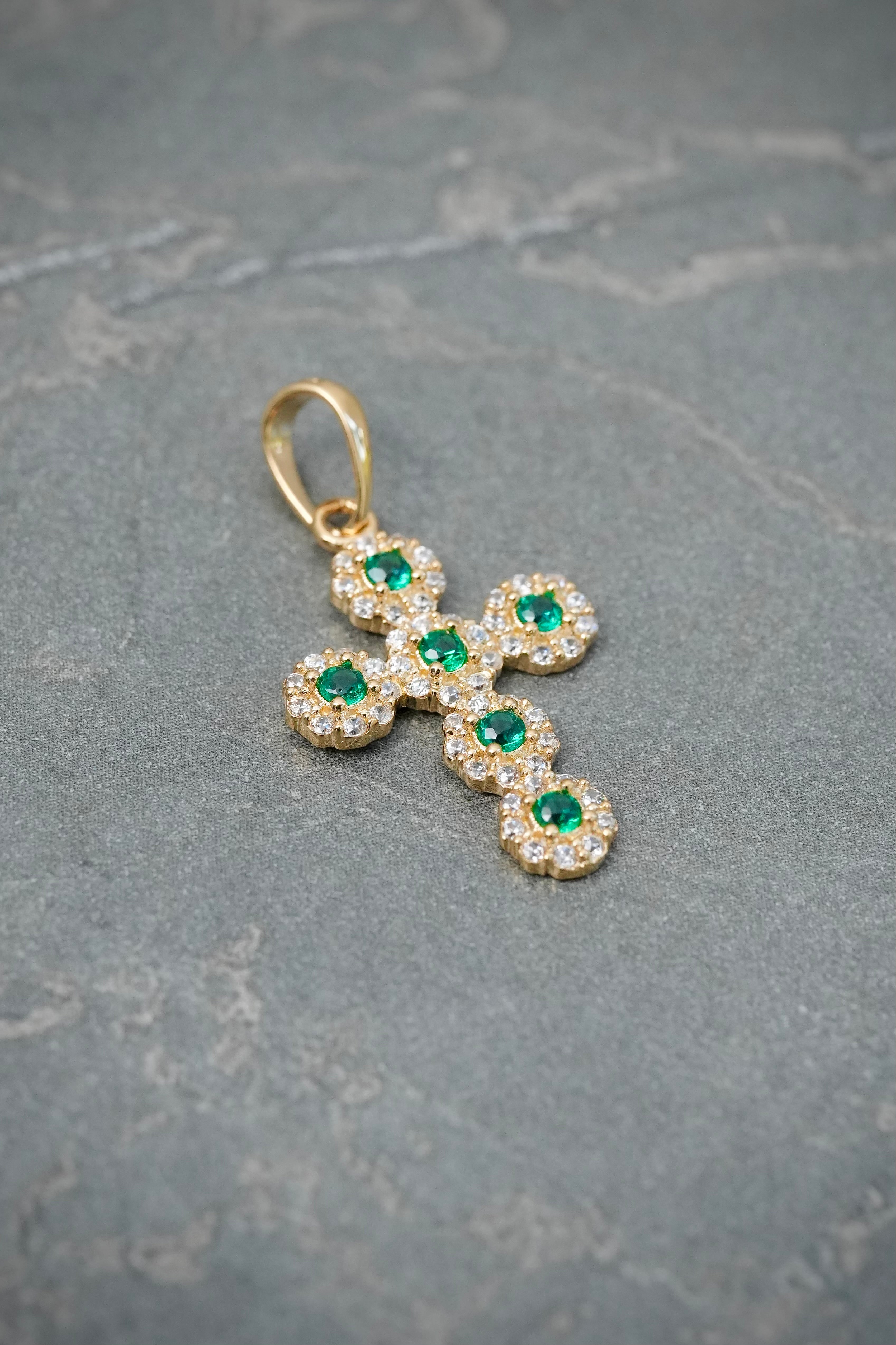 Dije con Swarovski Verde y Blanco 1.4gr / 2.7cm / 14.6mm — Oro Amarillo