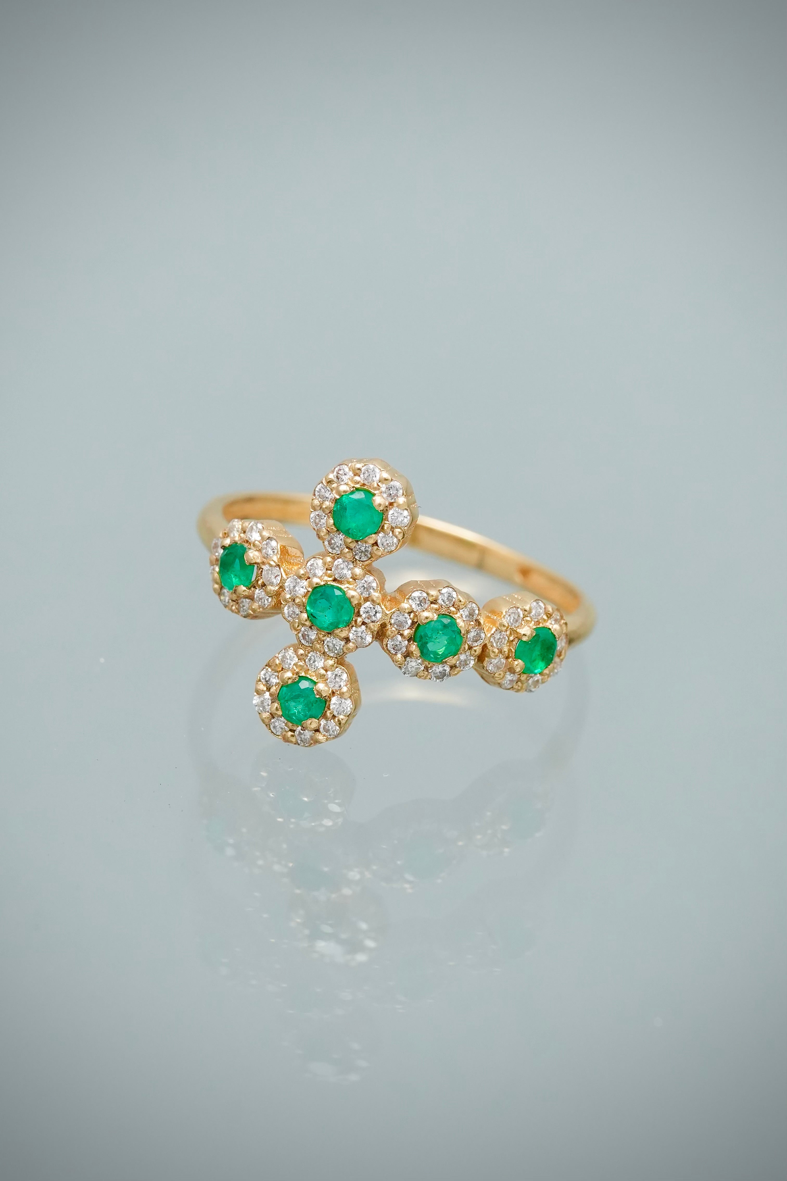 Anillo Cruz con 26pts de Esmeralda y 23pts de Diamante 2.05gr / Talla 6 1/2 — Oro Amarillo