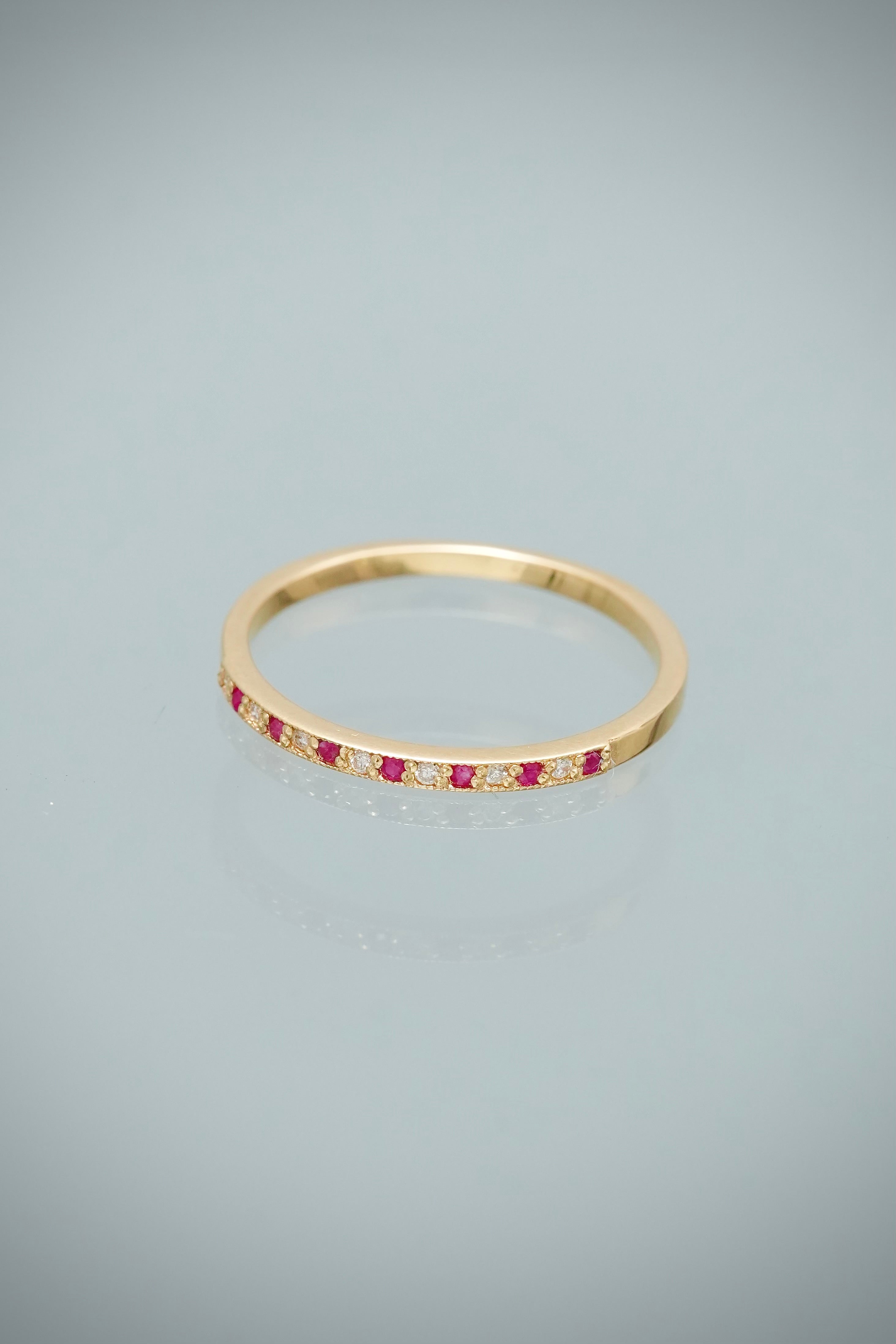 Anillo con 4pts de Diamante y 3pts de Rubie 1.45gr / Talla 6 1/4 — Oro Amarillo