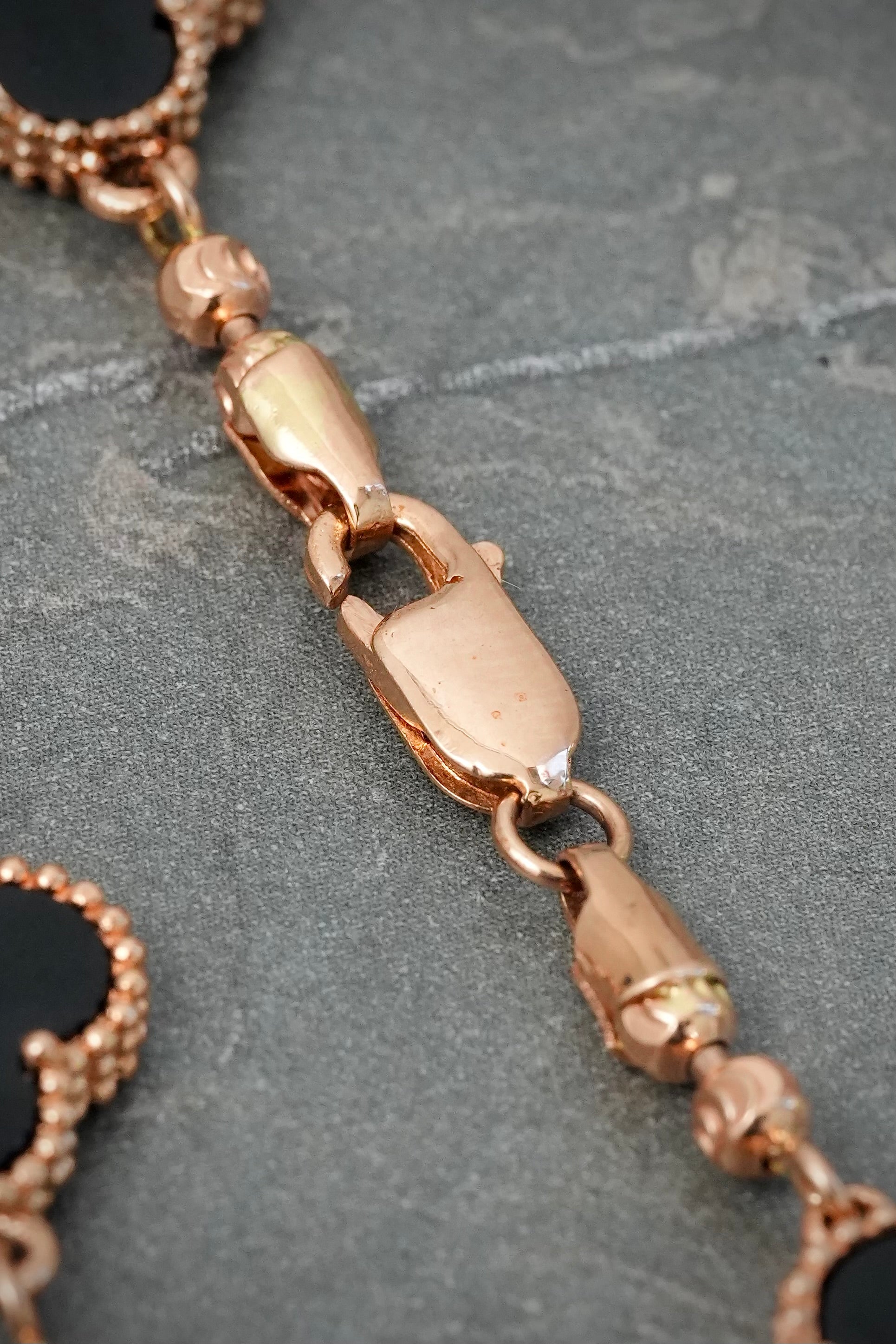 Pulso Lucky Piedra Negra 11.15gr / 19.5cm / 14mm / Bola Luna 3mm — Oro Rosado