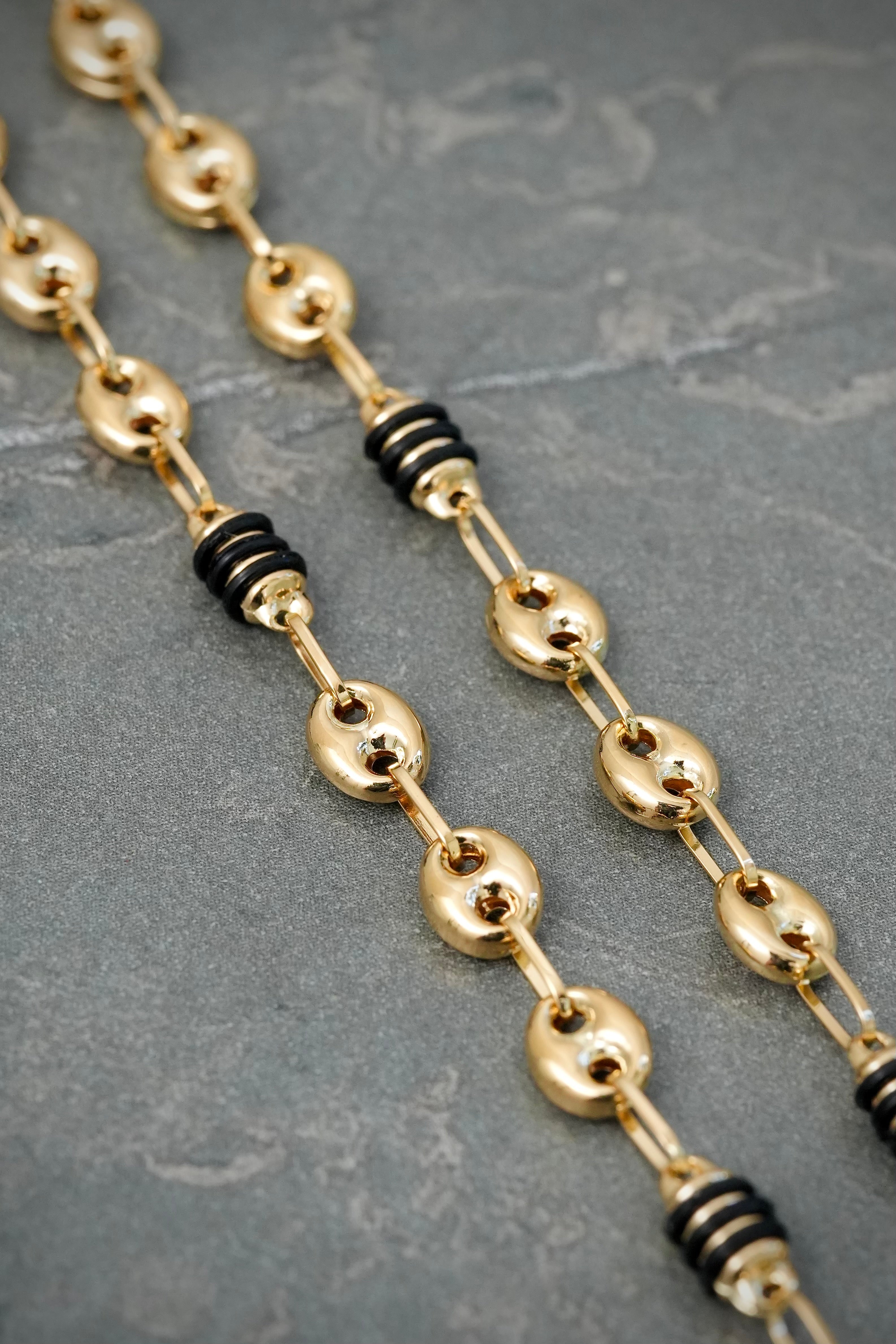 Cadena Gc con Caucho Negro 9.45gr / 60cm / 4.9mm — Oro Amarillo