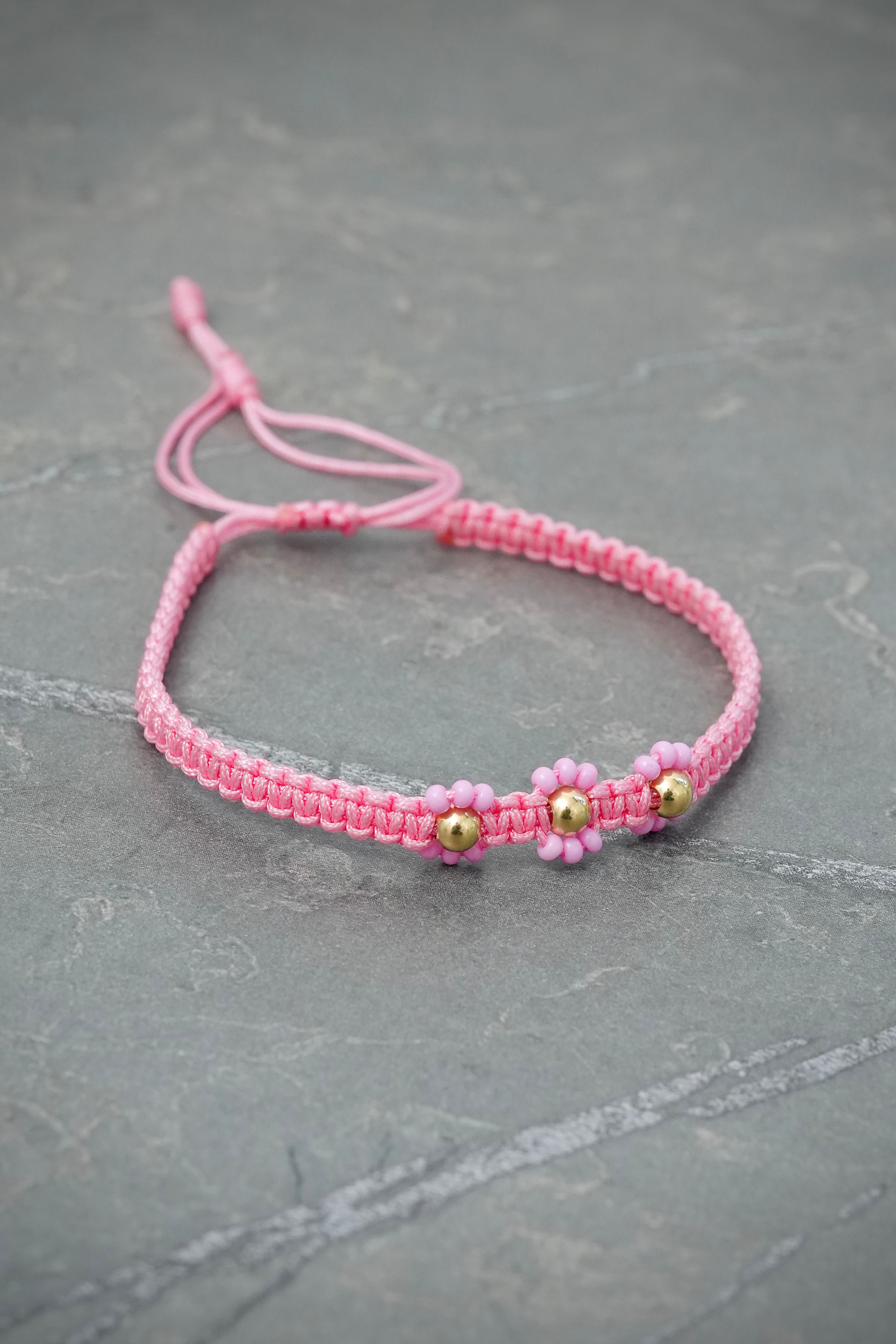 Pulsera en Hilo Rosado de Flores 0.25gr — Oro Amarillo