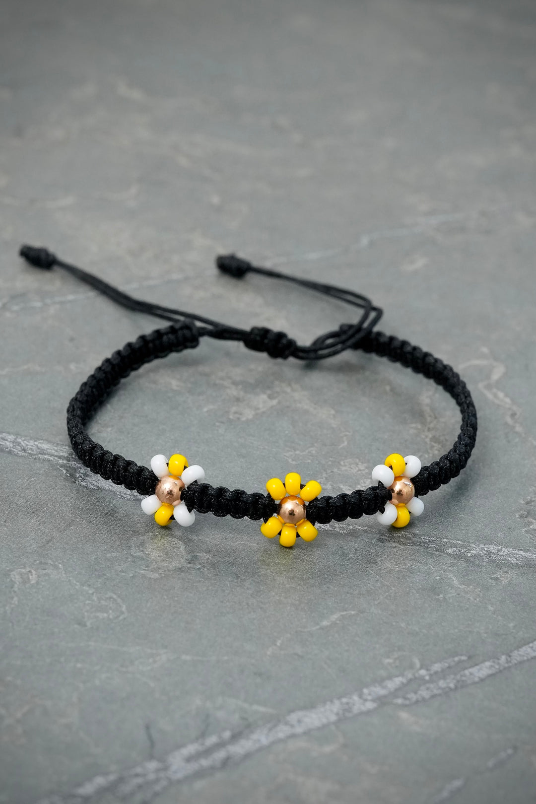 Pulsera en Hilo Negro de Flores 0.25gr — Oro Rosado