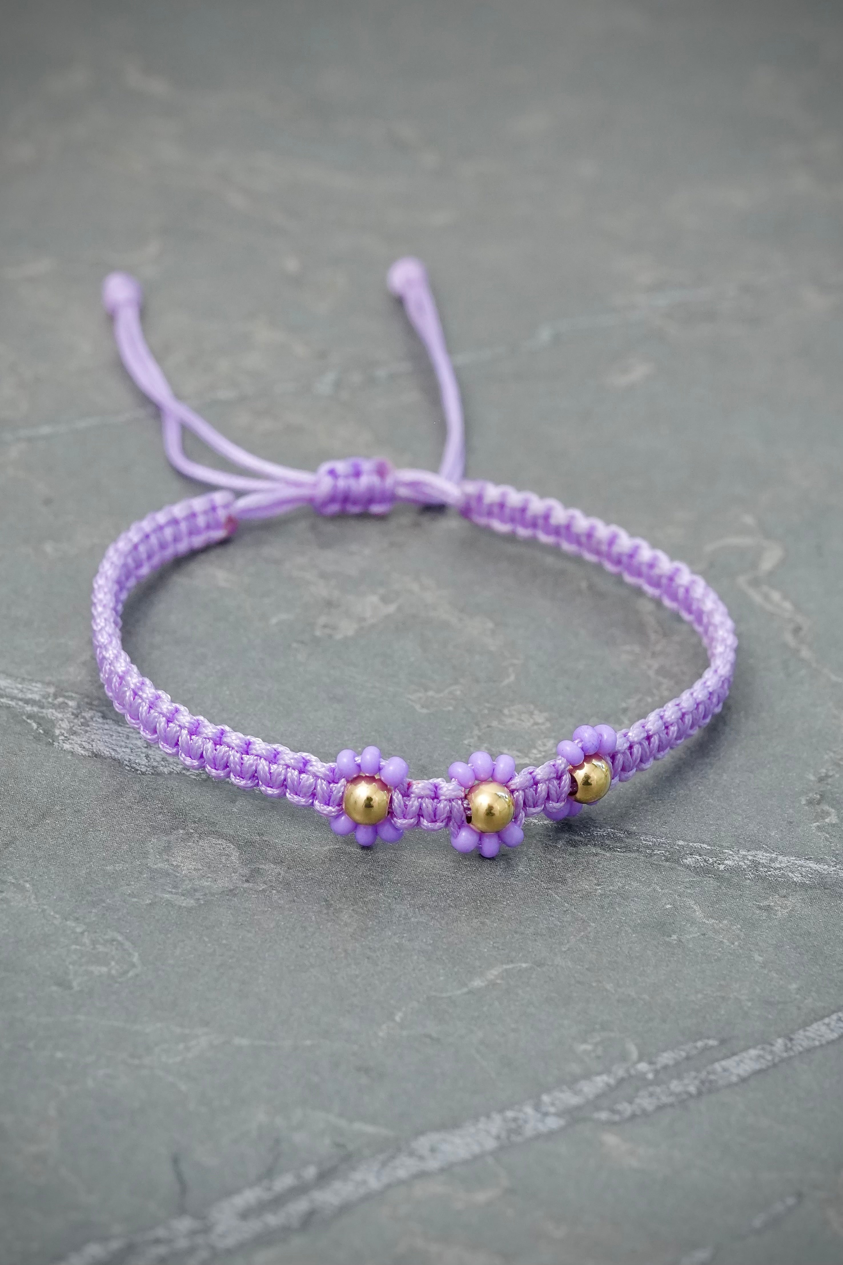 Pulsera en Hilo Morado de Flores 0.25gr — Oro Amarillo