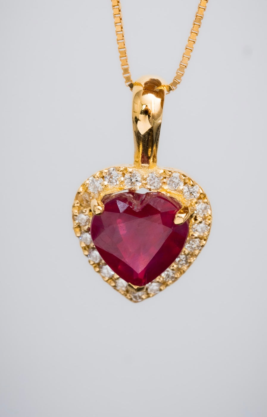 Dije corazon con 192pts de rubie y 18pts de diamante blanco 1.7gr / Largo 1.5cm / Oro Amarillo (Joya) M