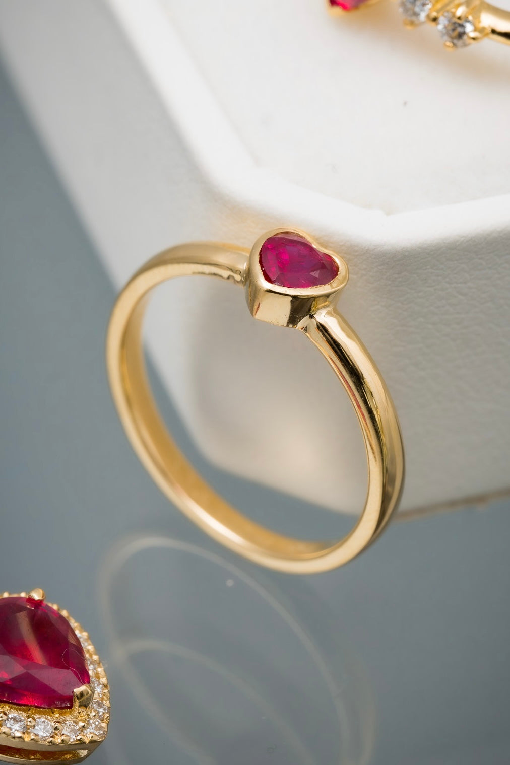 Solitario corazon con 41pts de rubie 2.35gr / Talla: 5 3/4 / Oro Amarillo (Joya) M