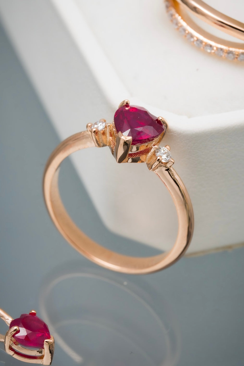Solitario corazon con 118pts de rubie y 7pts de diamante blanco 2.8gr / Talla 6 — Oro Rosado