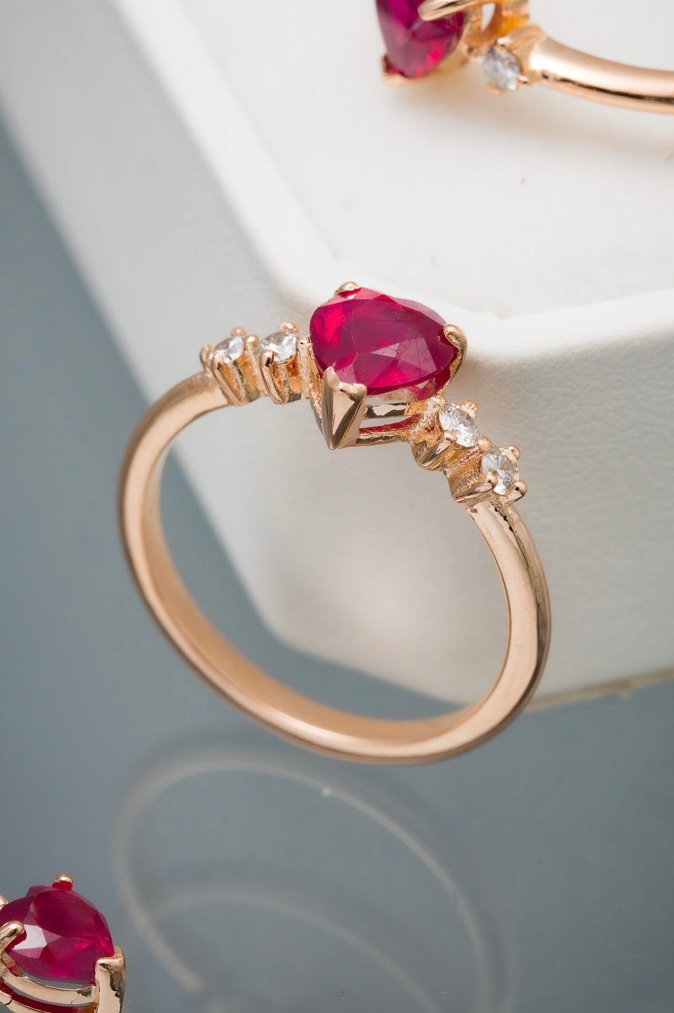 Solitario corazon con 109pts de rubie y 13pts de diamante blanco 2.3gr / Talla 6 1/4 / Oro Rosado (Joya) M