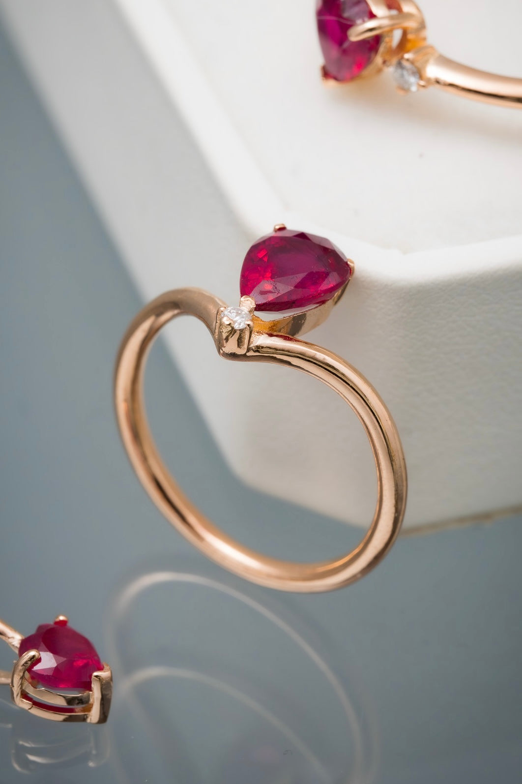 Solitario ovalado con 137pts de rubie y 2pts de diamante blanco 2.7gr / Talla: 6 / Oro Rosado (Joya) M