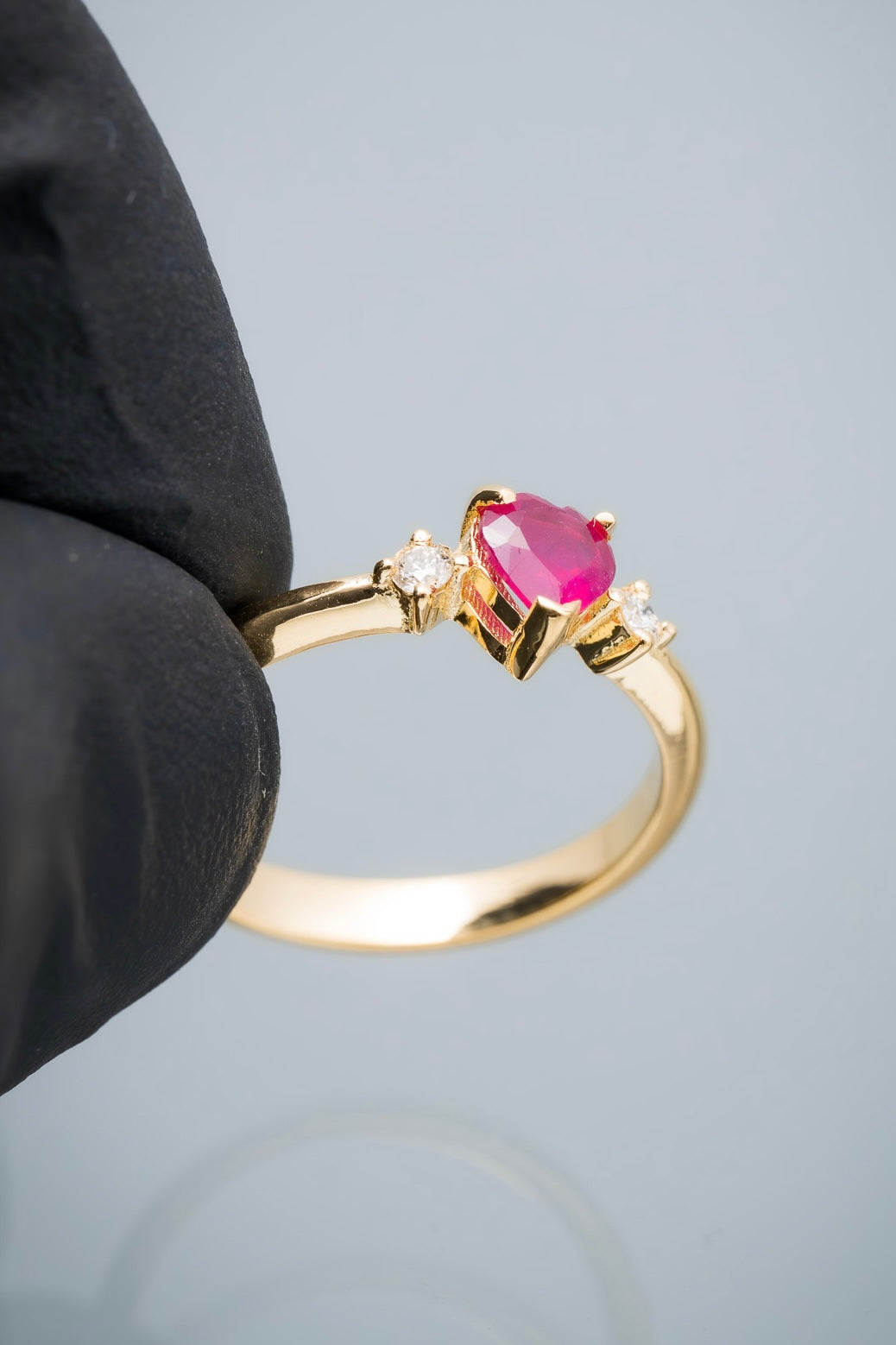 Solitario corazon con 57pts de rubie y 4pts de diamante blanco 2.45gr / Talla: 5 1/2 / Oro Amarillo (Joya) M