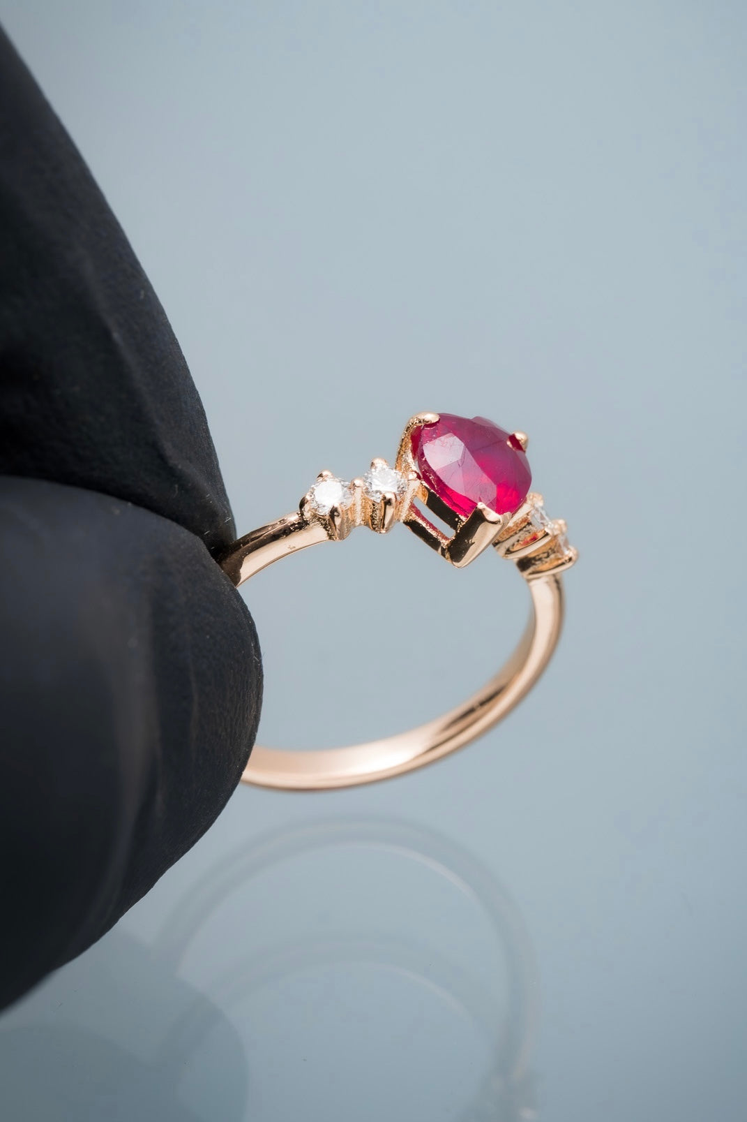 Solitario corazon con 109pts de rubie y 13pts de diamante blanco 2.3gr / Talla 6 1/4 / Oro Rosado (Joya) M