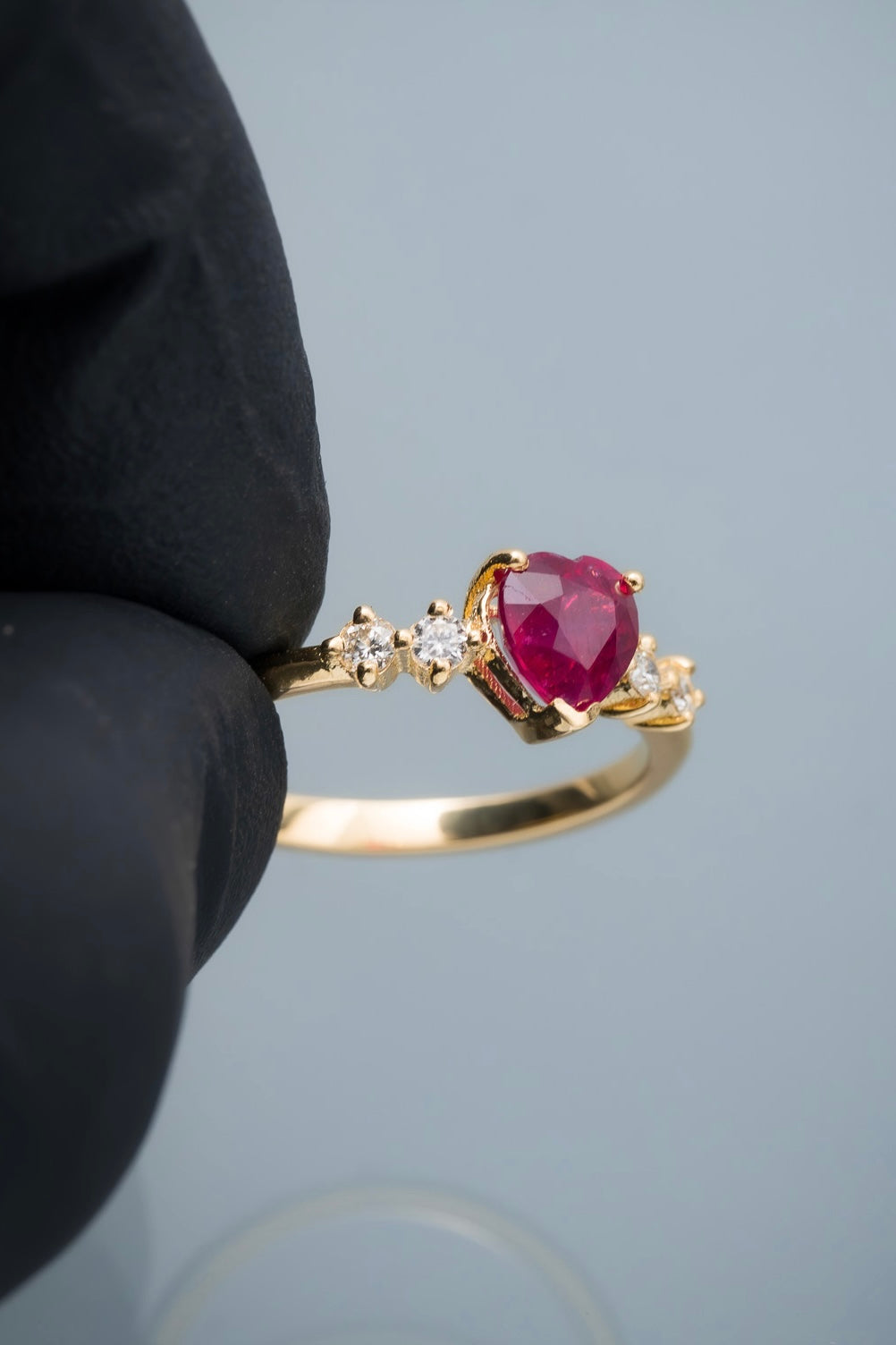 Solitario corazon con 119pts de rubie y 13pts de diamante blanco 2.7gr / Talla 7 / Oro Amarillo (Joya) M