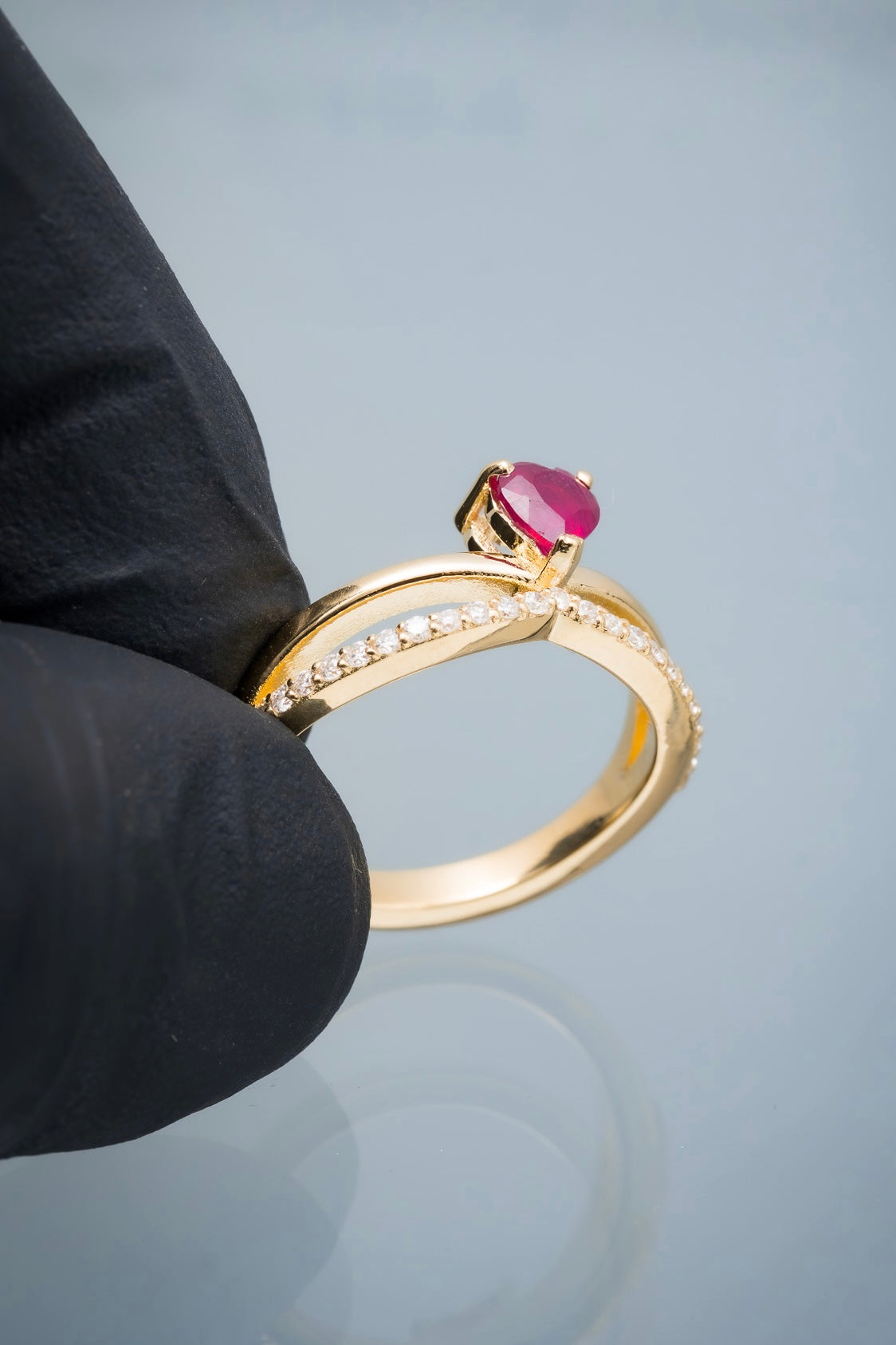 Solitario corazon con 61pts de rubie y 19pts de diamante blanco 5.3gr / Talla 7 1/4 / Oro Amarillo (Joya) M