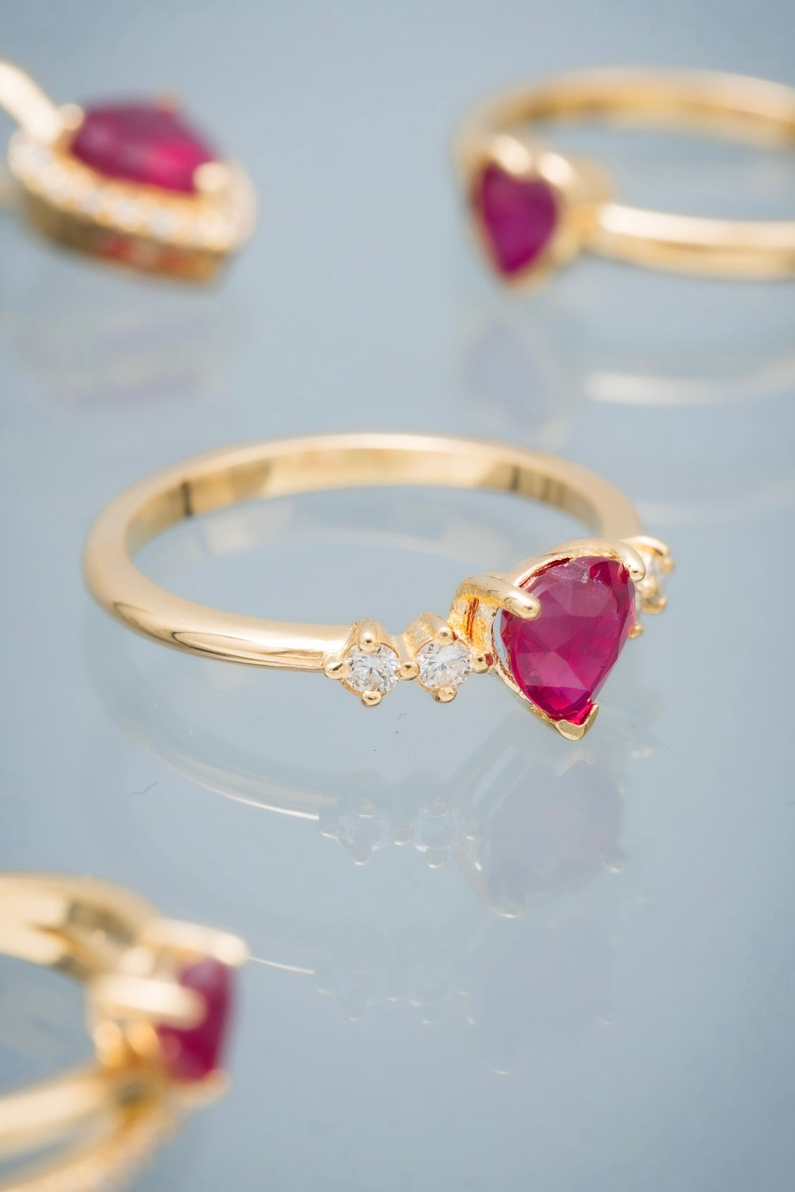 Solitario corazon con 119pts de rubie y 13pts de diamante blanco 2.7gr / Talla 7 / Oro Amarillo (Joya) M