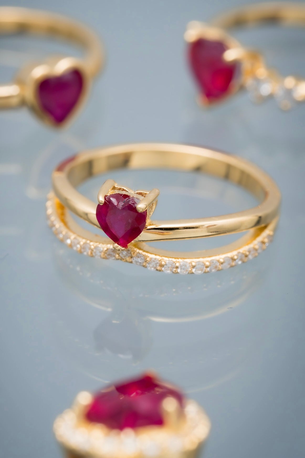Solitario corazon con 41pts de rubie y 11pts de diamante blanco 2.6gr / Talla 5 / Oro Amarillo (Joya) M