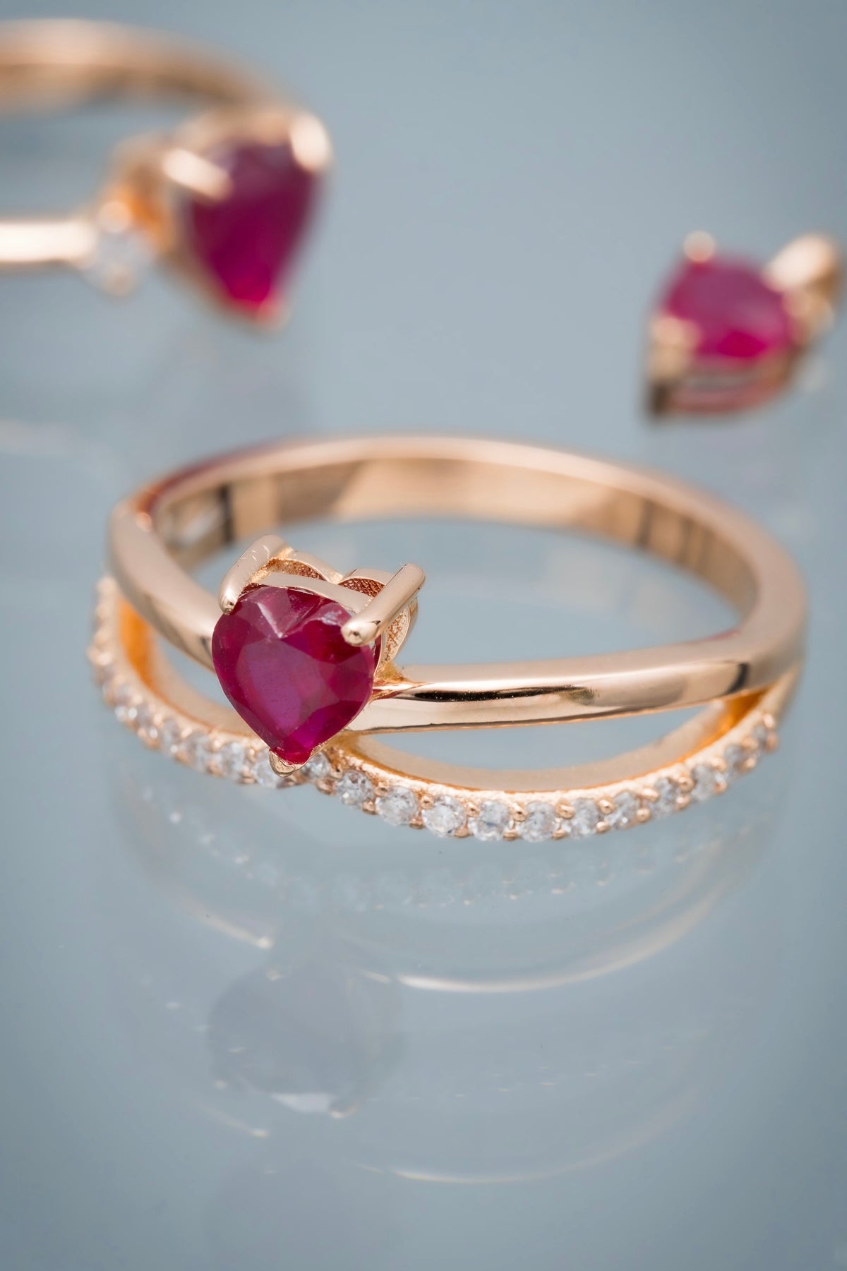 Solitario corazon con 76pts de rubie y 19pts de diamante blanco 4.4gr / Talla: 8 / Oro Rosado (Joya) P