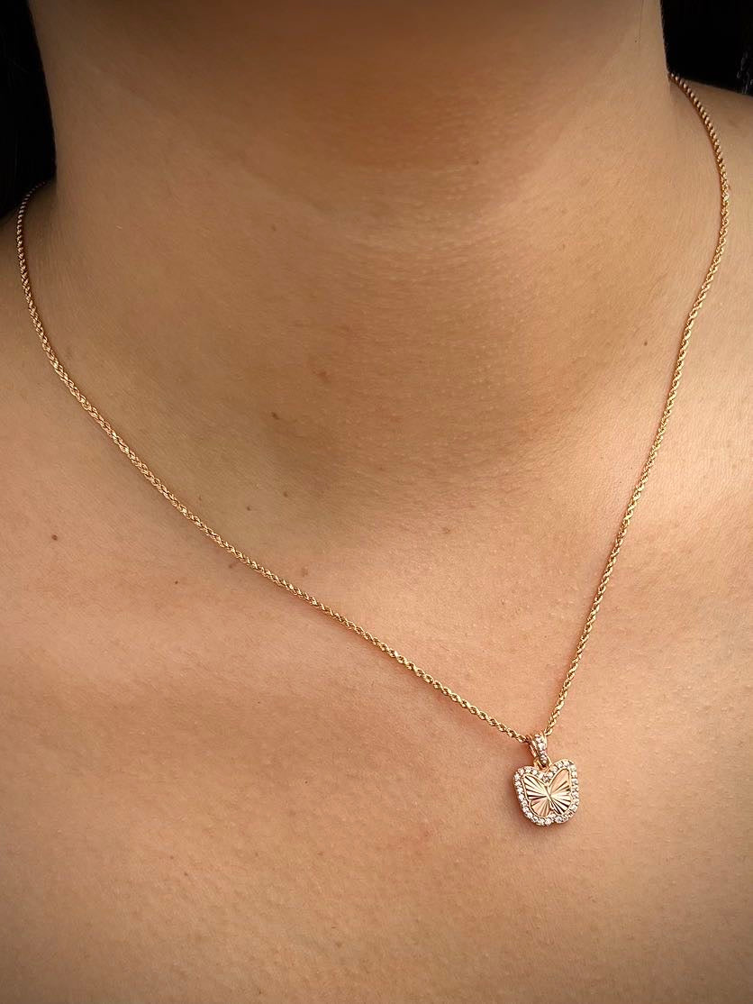 Dije mariposa con swarovski blanco 1.6gr / Largo 1.7cm / Oro Rosado Nac B