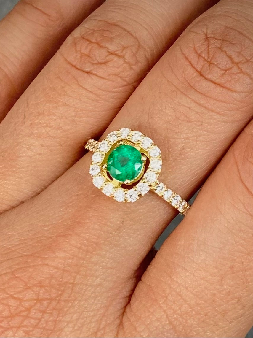 Solitario con 52pts de esmeralda y 56pts de diamantes 2.7gr / TALLA 4 3/4 / Oro Amarillo (Joya) M