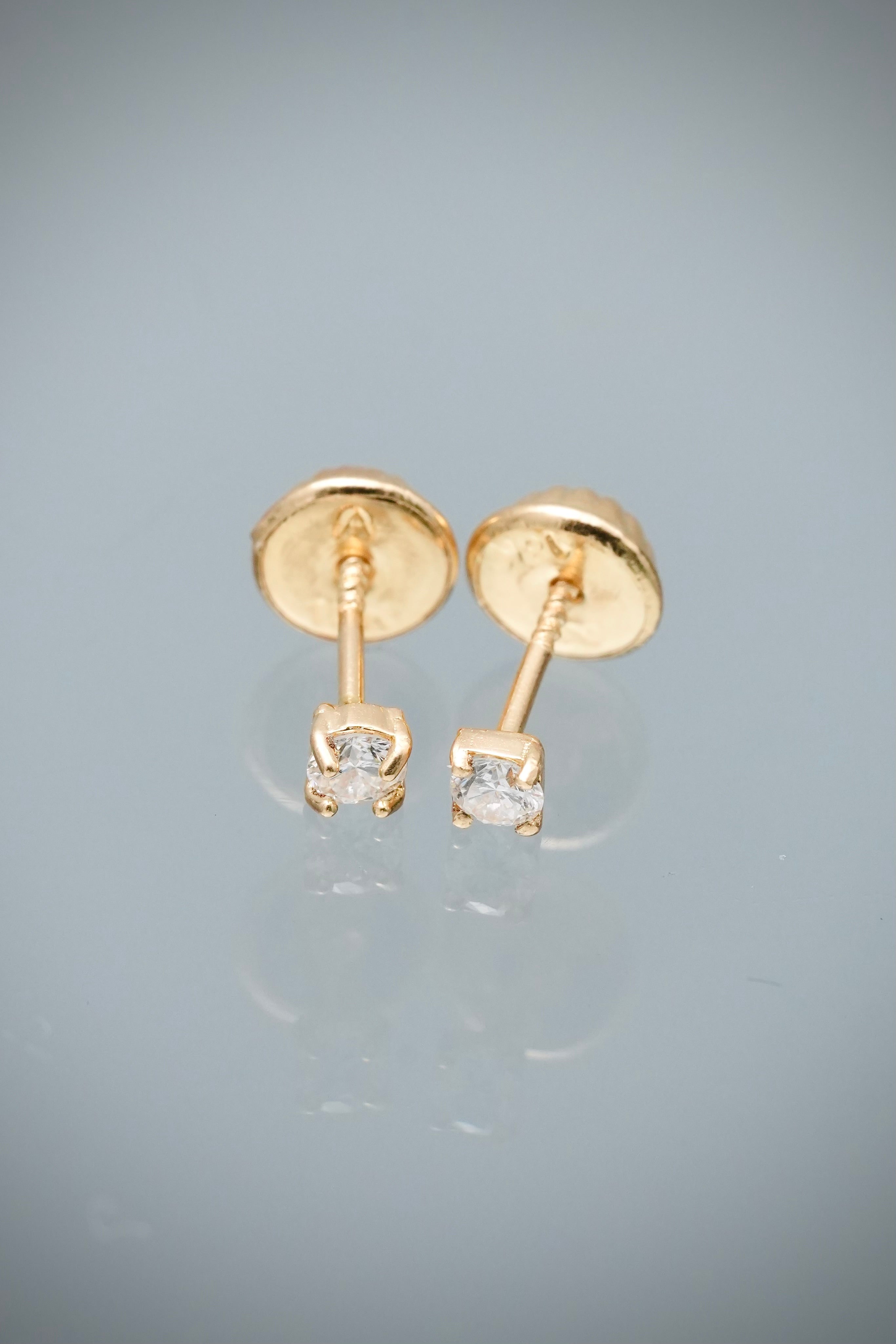 Topos con 12pts de Diamante 0.45gr / 0.2cm / 2.6mm — Oro Amarillo