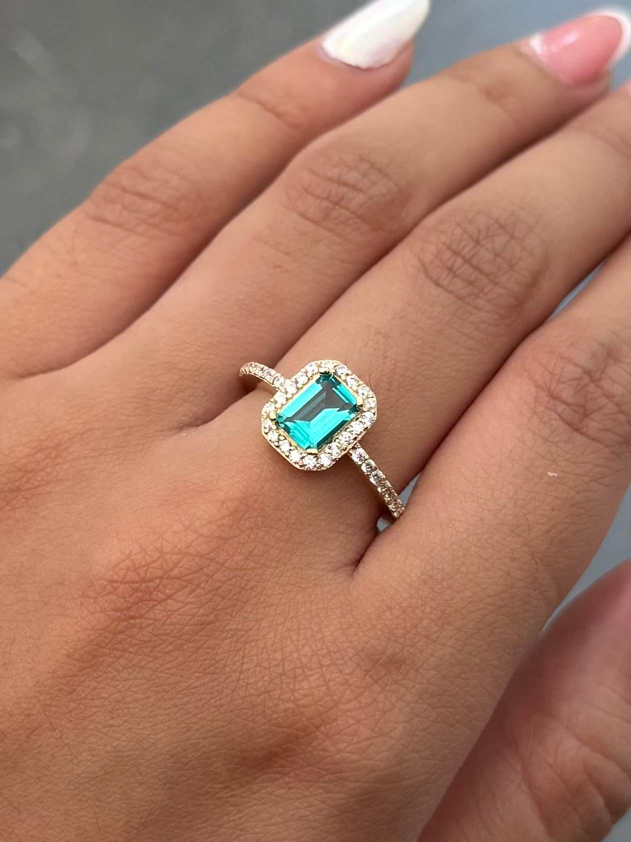 Solitario con Swarovski Verde y Blanco 2.9gr / Talla 6 3/4 — Oro Amarillo