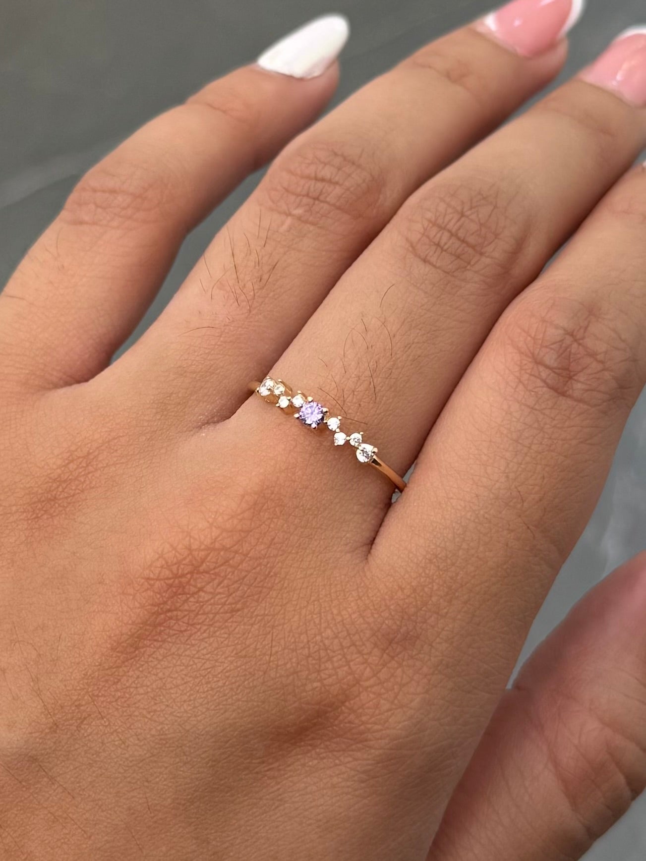 Anillo con Swarovski Morado y Blanco 1.1gr / Talla 7 3/4 — Oro Amarillo