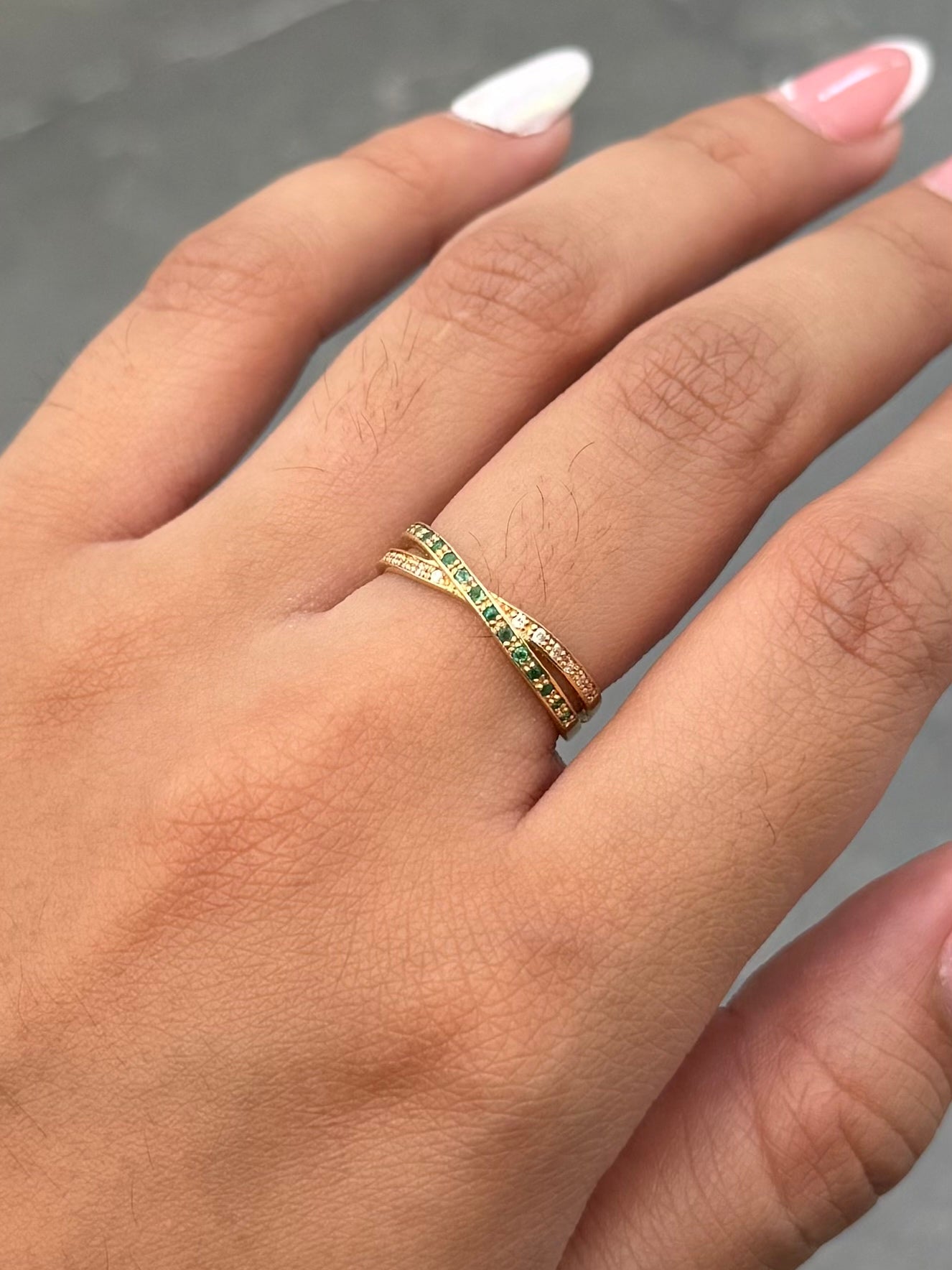 Anillo con 9pts de Esmeralda y 5pts de Diamantes 1.8gr / Talla 6 — Oro Amarillo